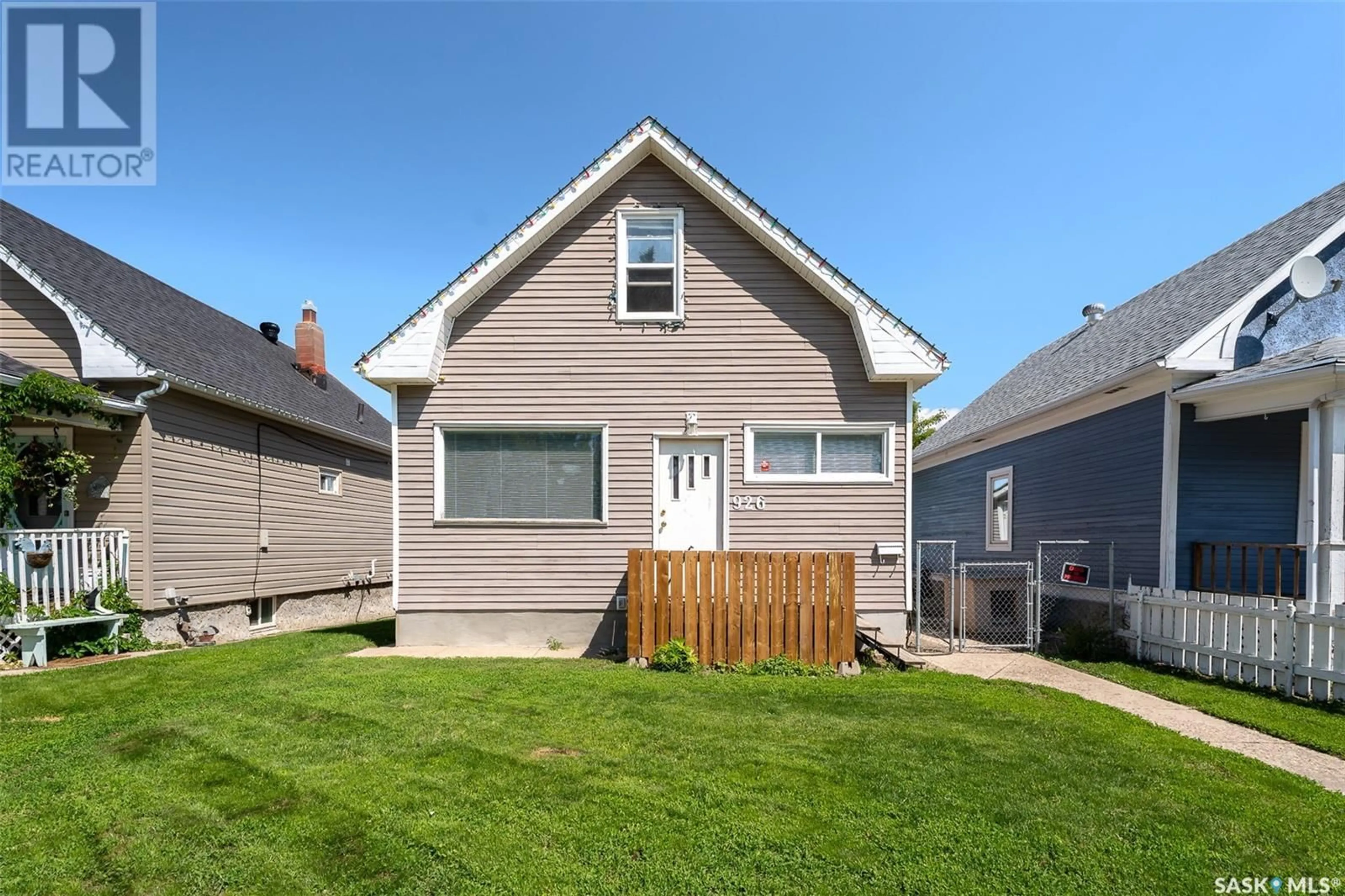 Home with vinyl exterior material, street for 926 LILLOOET STREET, Moose Jaw Saskatchewan S6H4Z8