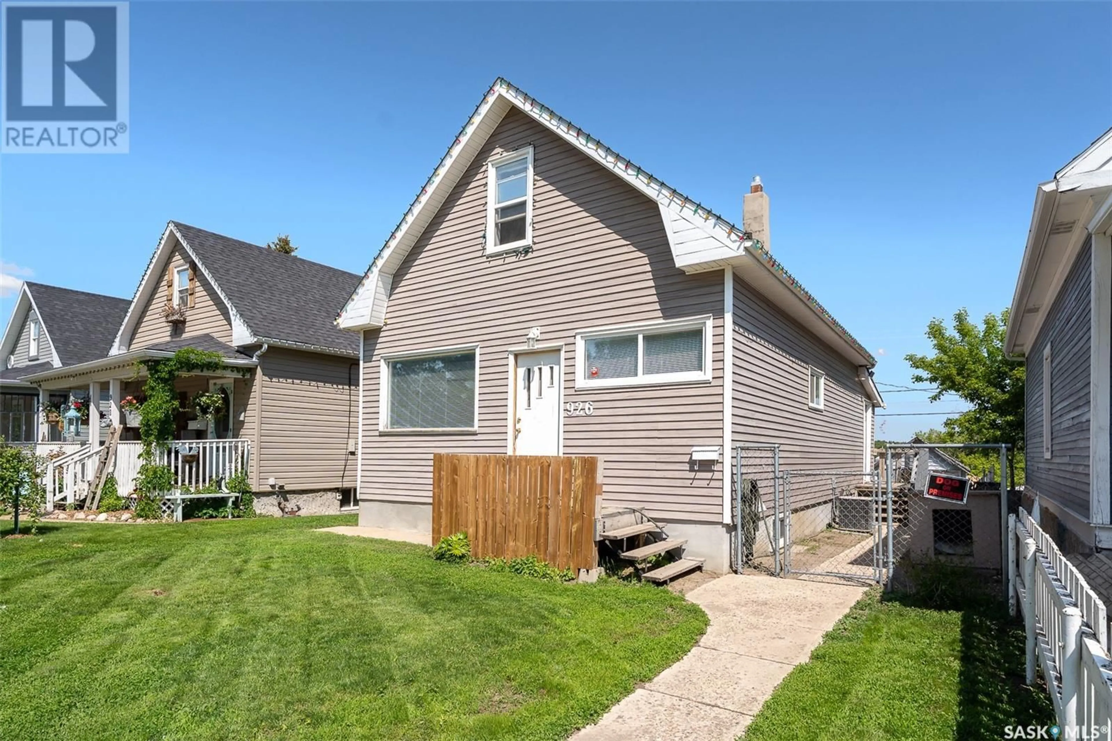 Home with vinyl exterior material, street for 926 LILLOOET STREET, Moose Jaw Saskatchewan S6H4Z8