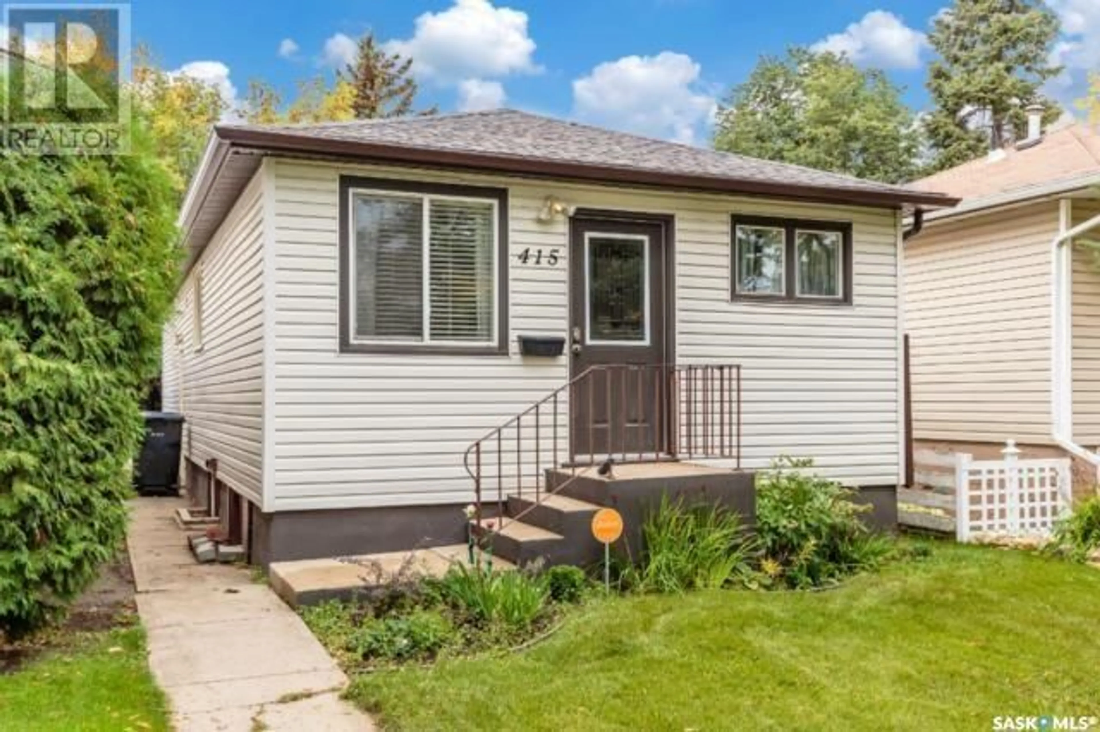 Home with vinyl exterior material, street for 415 P AVENUE, Saskatoon Saskatchewan S7L2V8