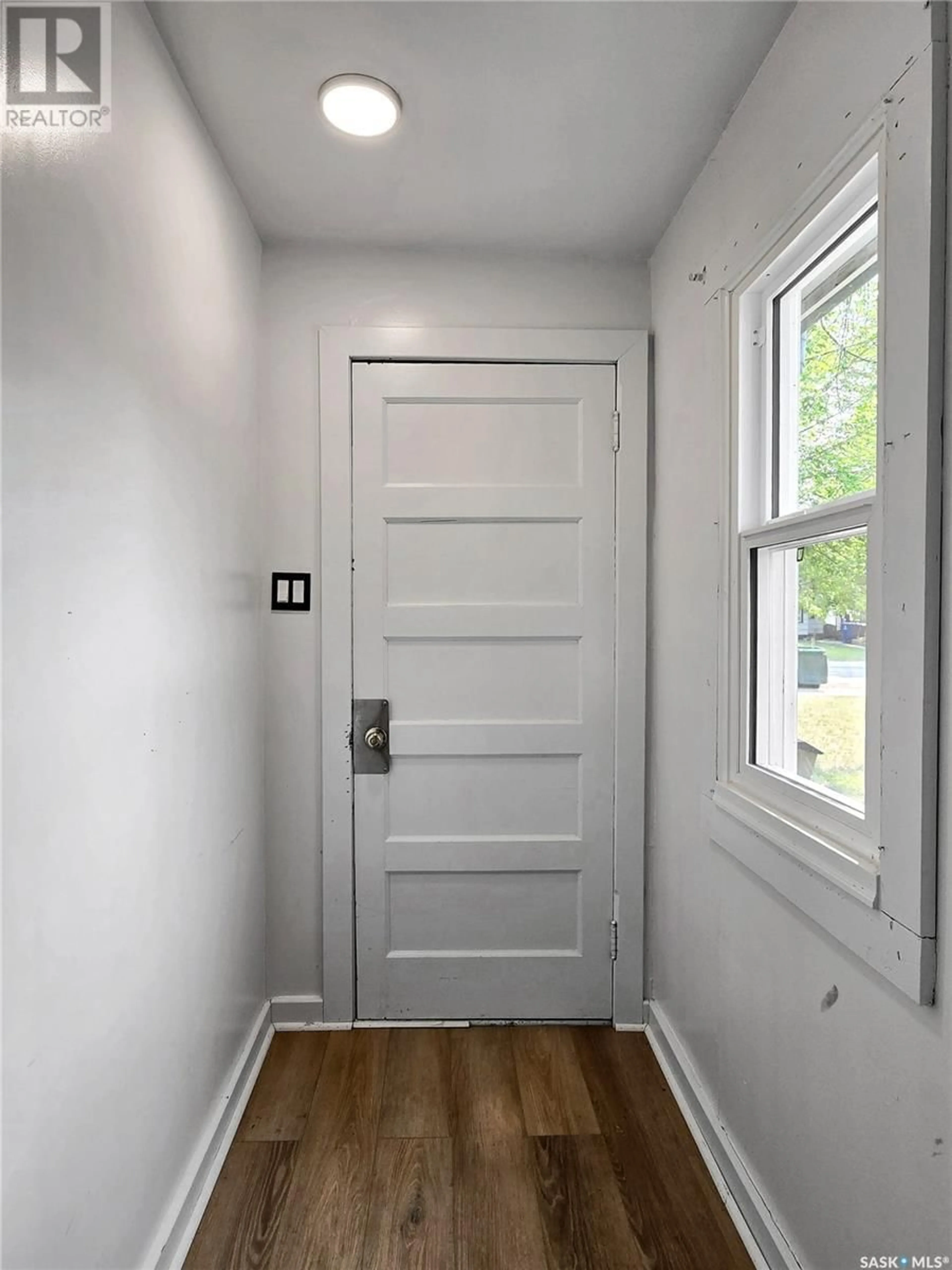 Indoor entryway for 219 K AVENUE, Saskatoon Saskatchewan S7L2M2