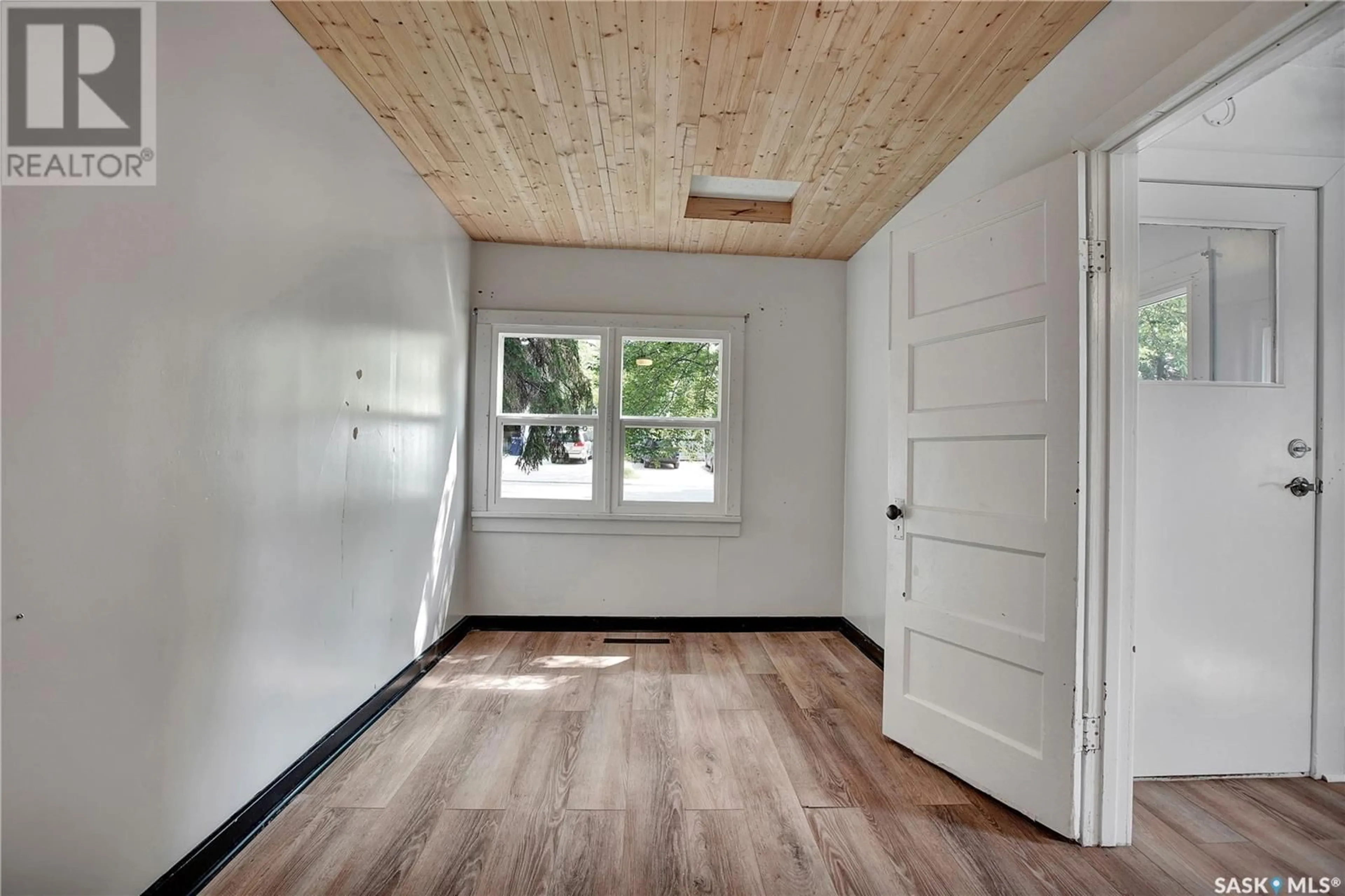 Indoor entryway for 219 K AVENUE, Saskatoon Saskatchewan S7L2M2