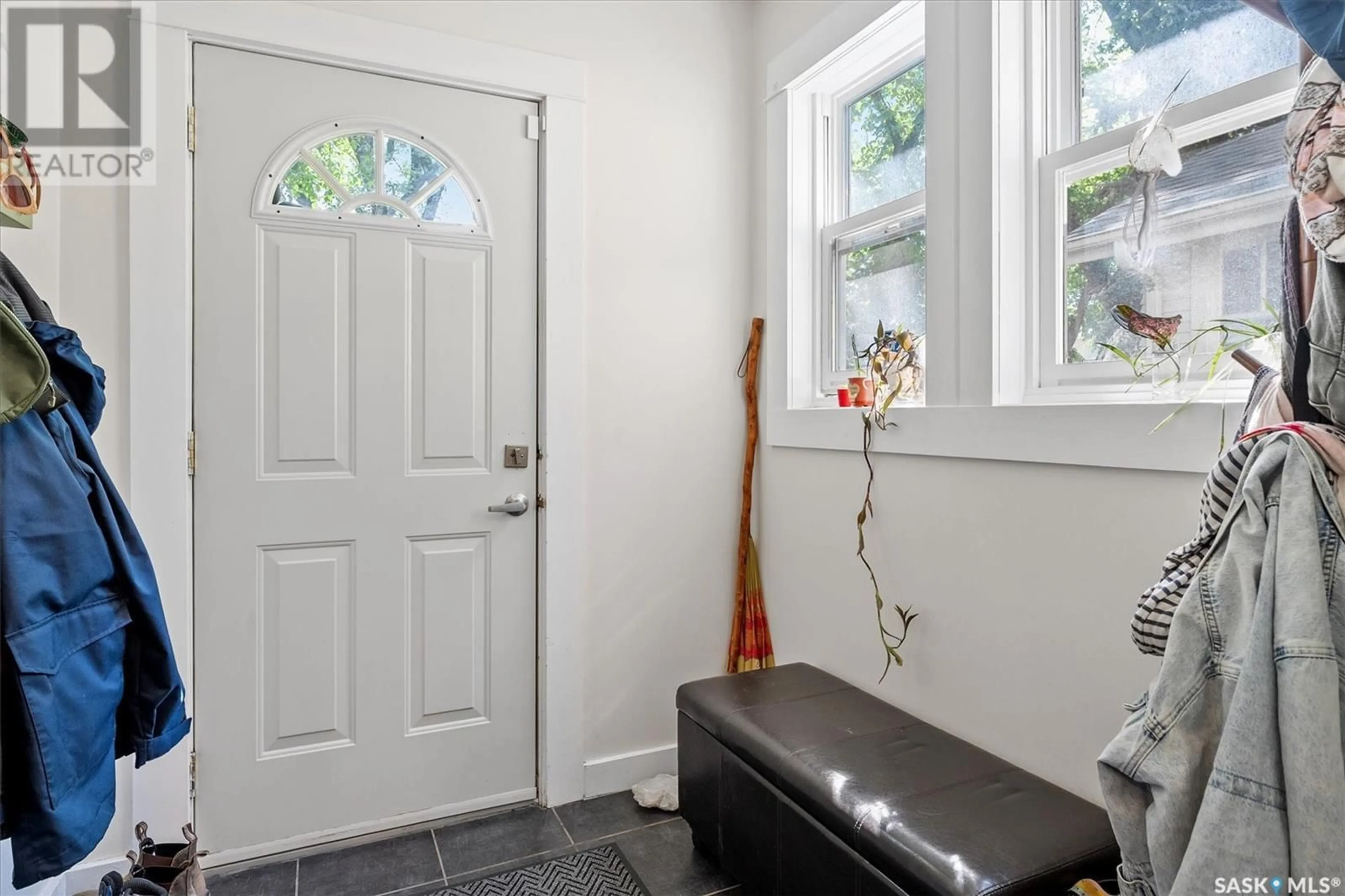 Indoor entryway for 721 6TH AVENUE, Saskatoon Saskatchewan S7K2S8