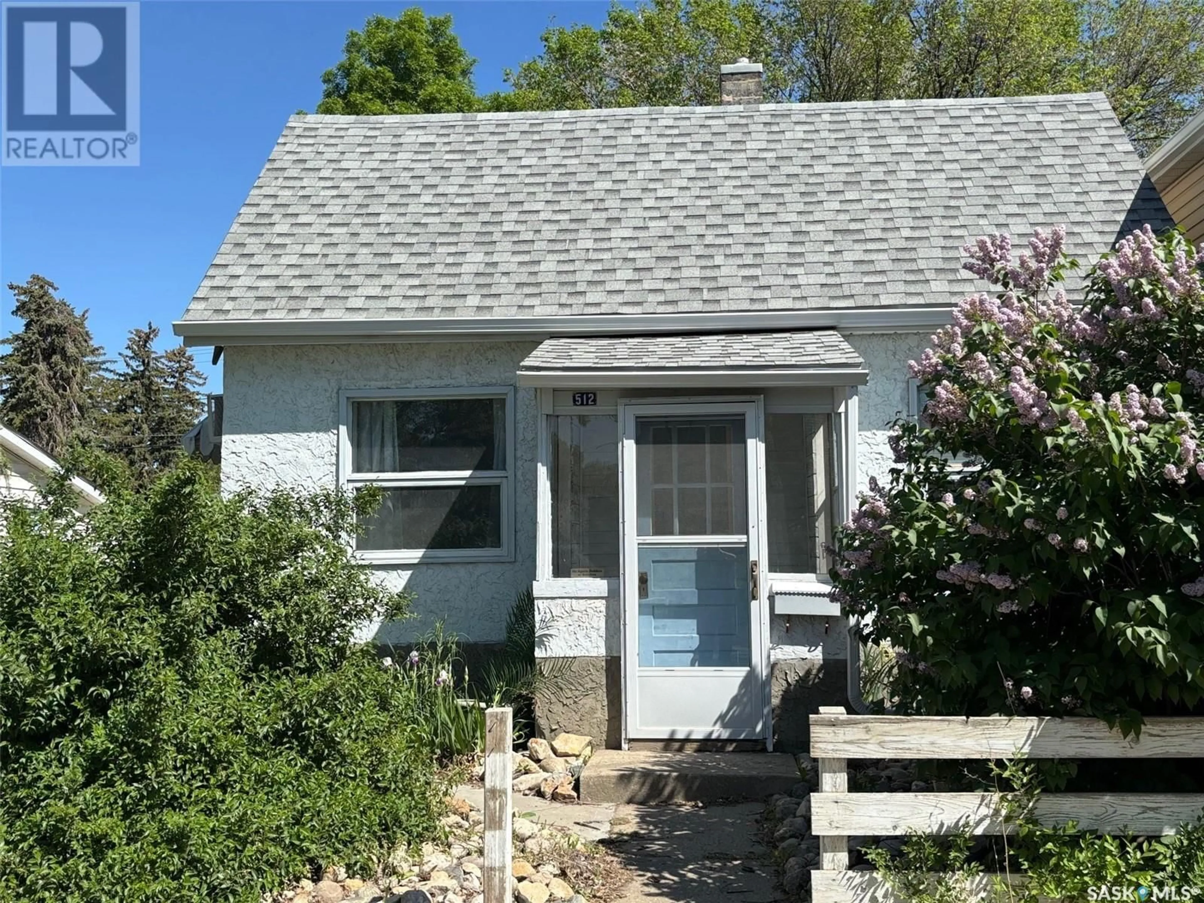 Home with vinyl exterior material, street for 512 ATHABASCA STREET E, Moose Jaw Saskatchewan S6H6M1