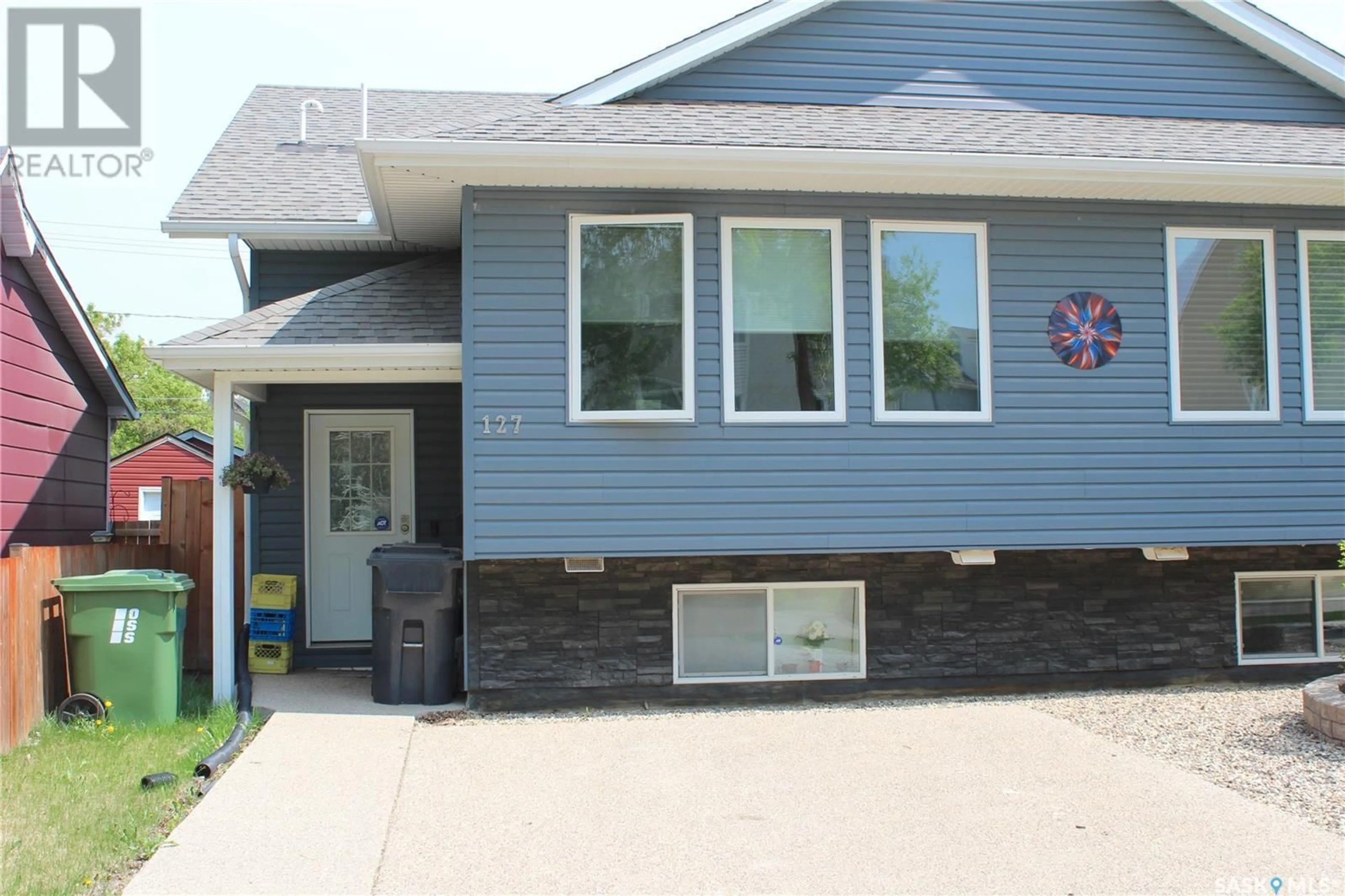 Home with vinyl exterior material, street for 127 5TH AVENUE, Yorkton Saskatchewan S3N0Z3