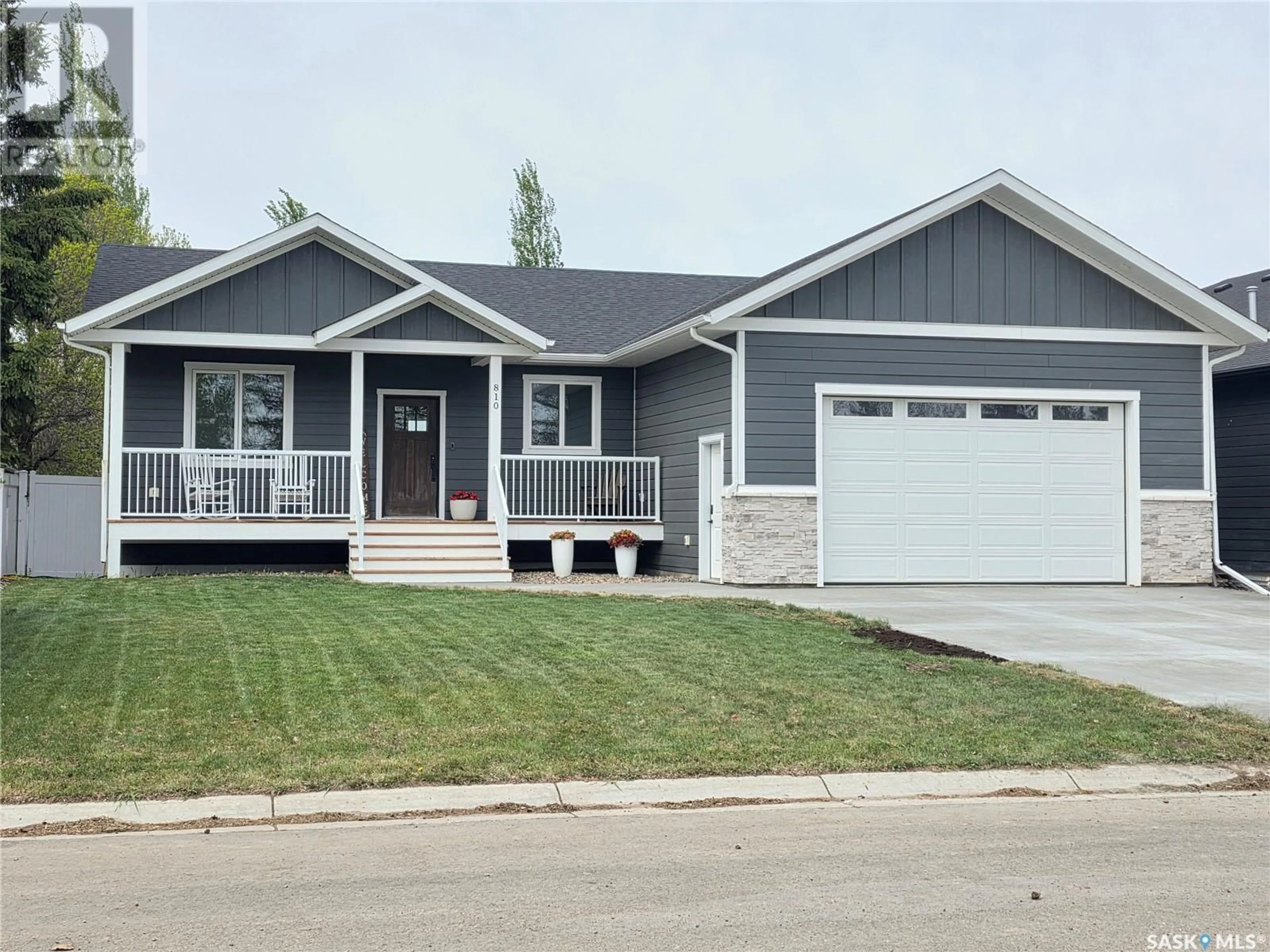 Home with vinyl exterior material, street for 810 CONQUEST AVENUE, Outlook Saskatchewan S0L2N0