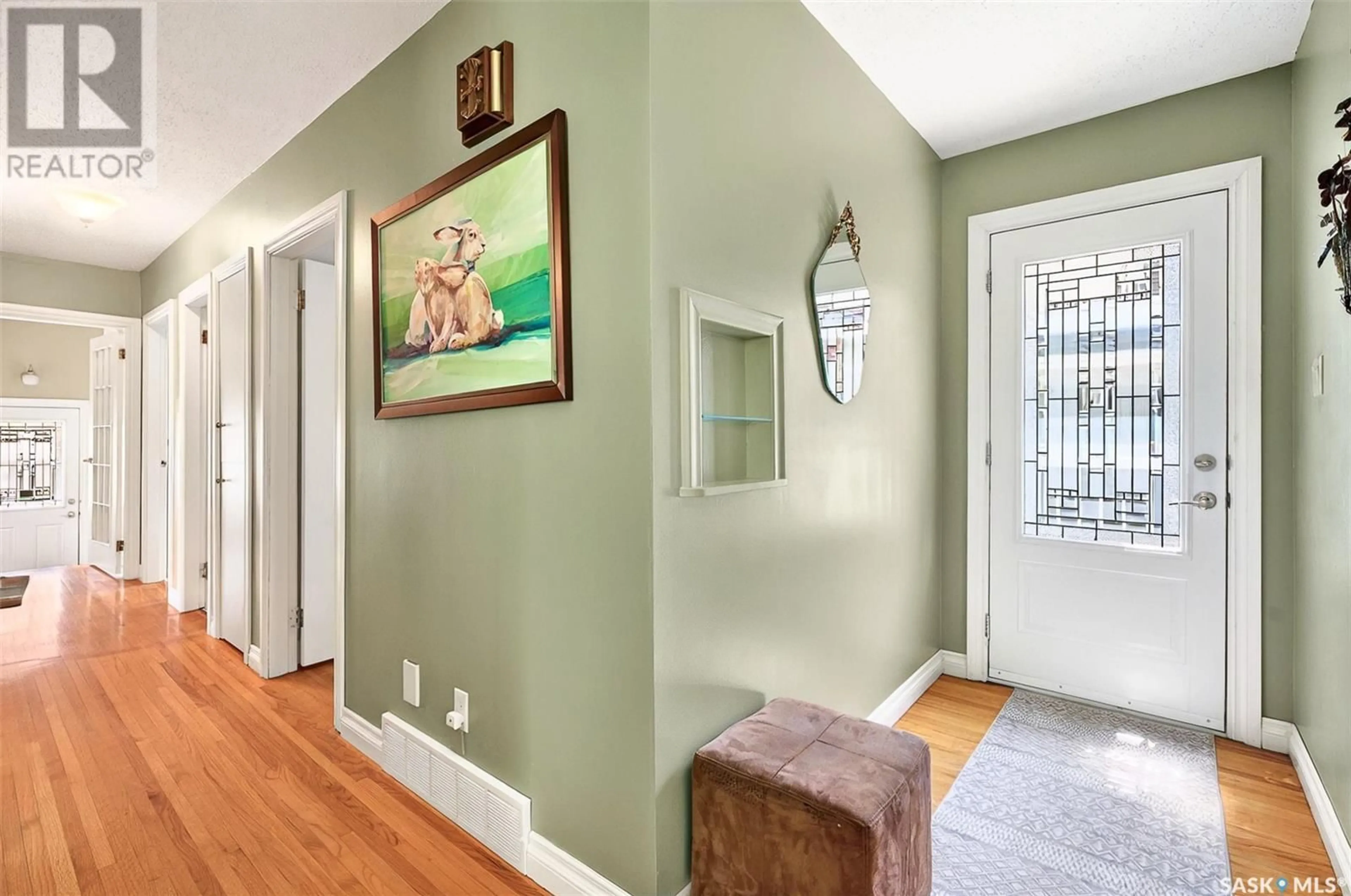 Indoor entryway for 1245 3RD AVENUE, Moose Jaw Saskatchewan S6H3V4