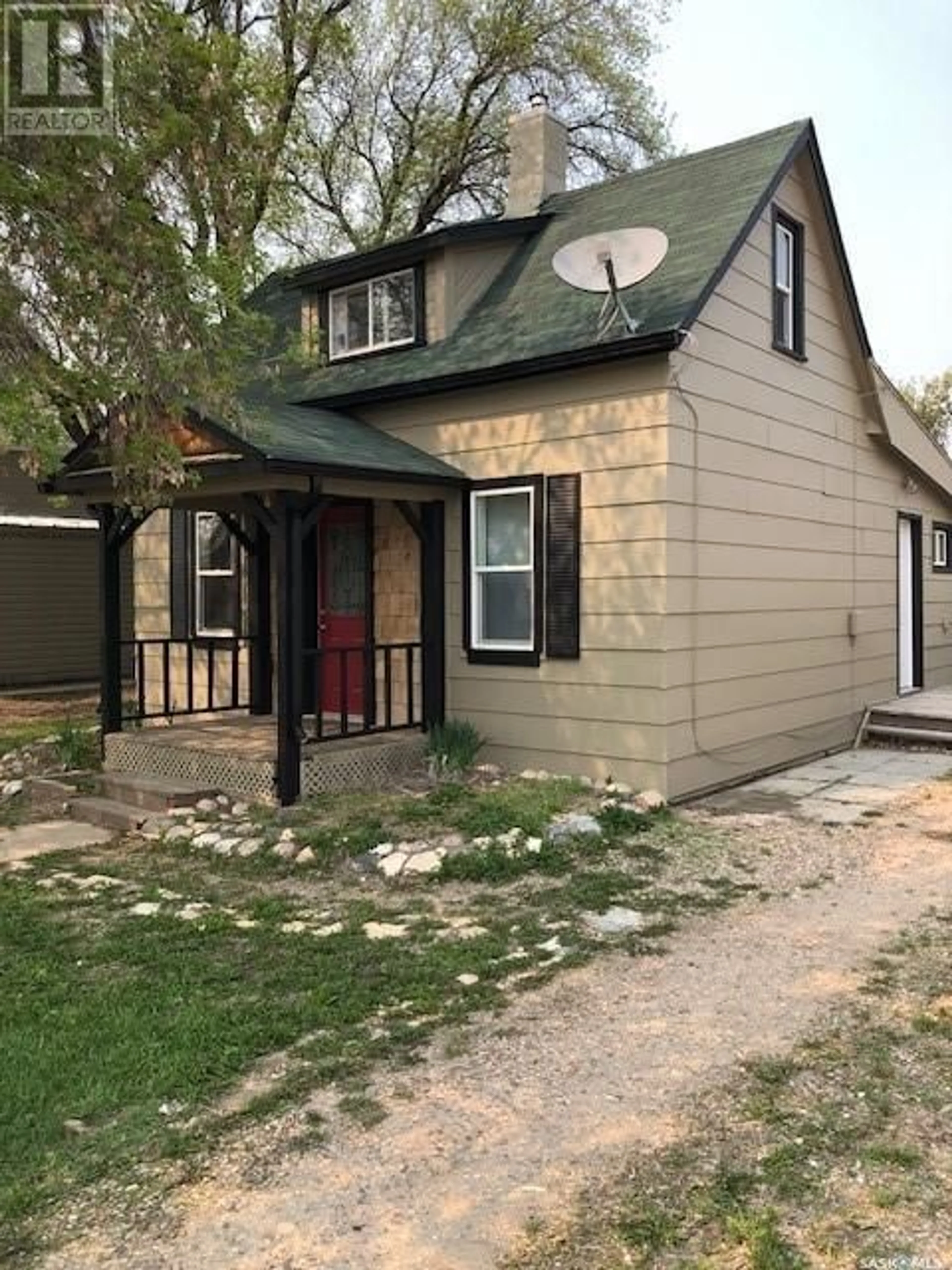 Home with vinyl exterior material, street for E - 110 4TH AVENUE, Watrous Saskatchewan S0K4T0