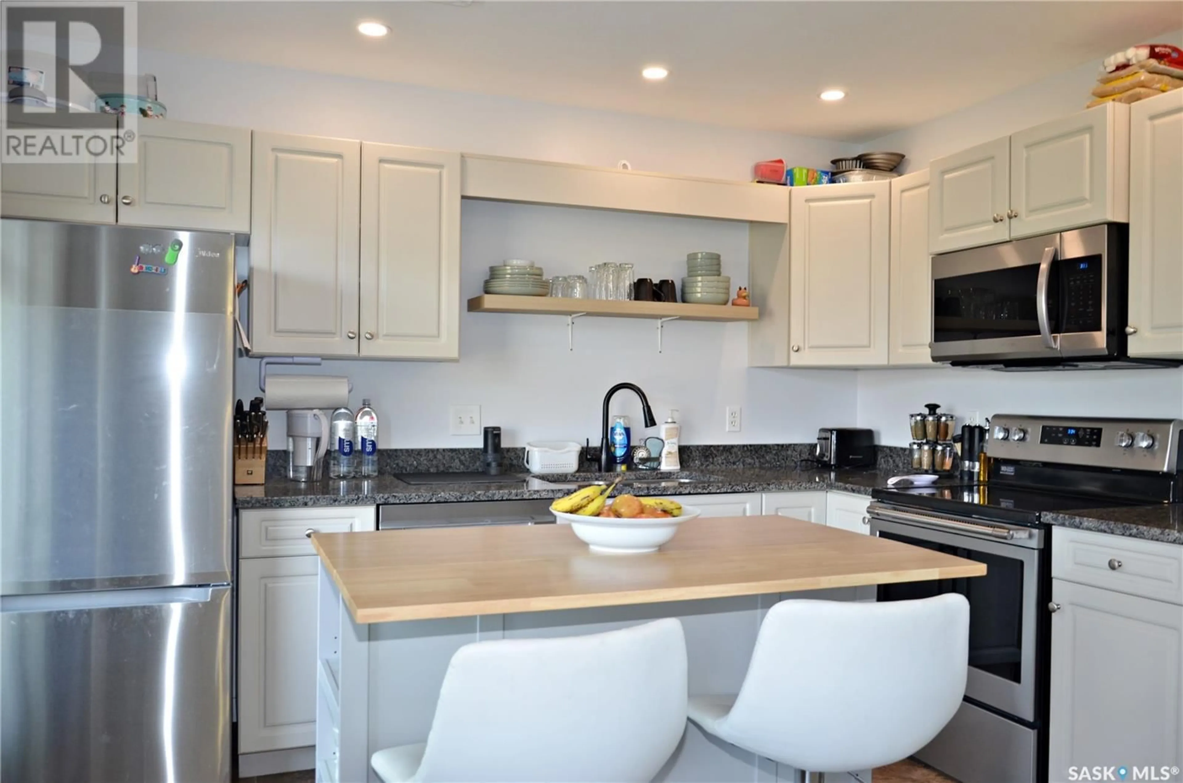 Contemporary kitchen, unknown for 350 - 118 MACCORMACK ROAD, Martensville Saskatchewan S0K2T0