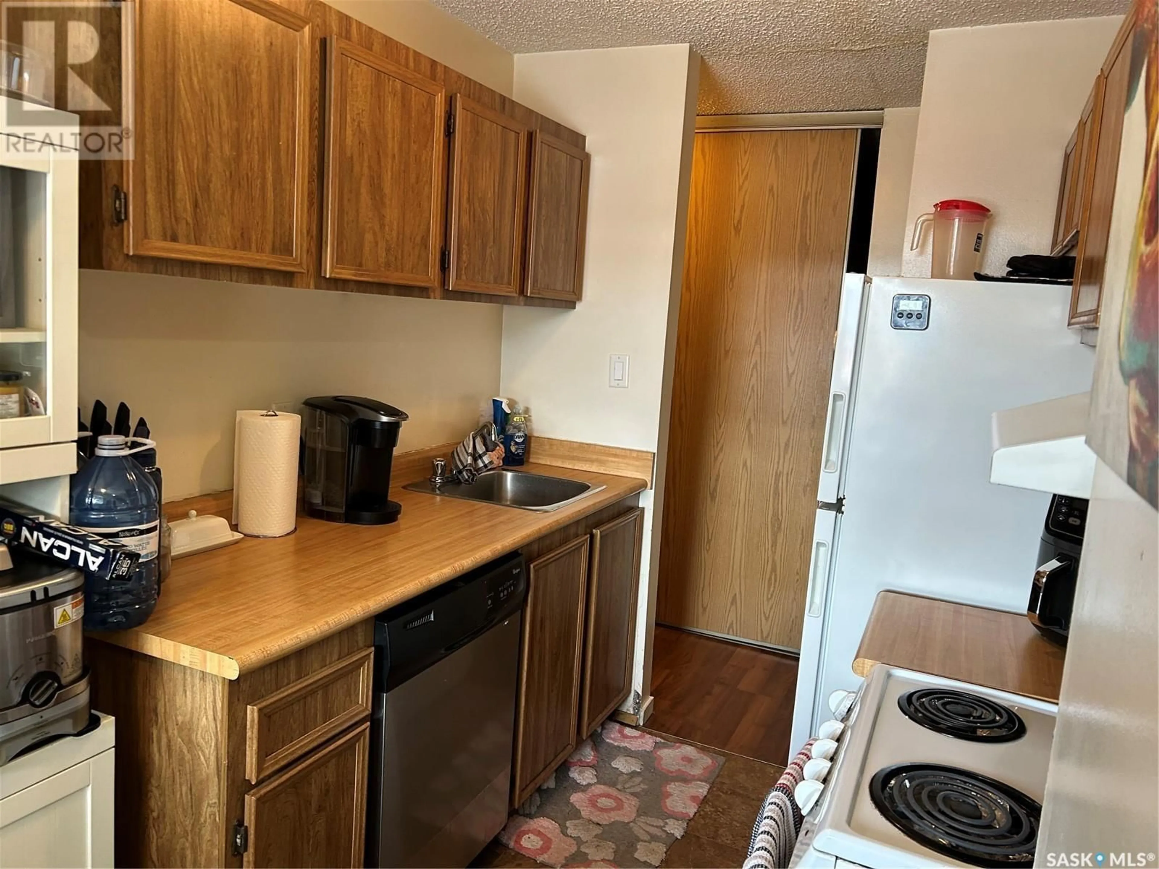 Standard kitchen, unknown for 15 - 106 ALPORT CRESCENT, Regina Saskatchewan S4R8C6