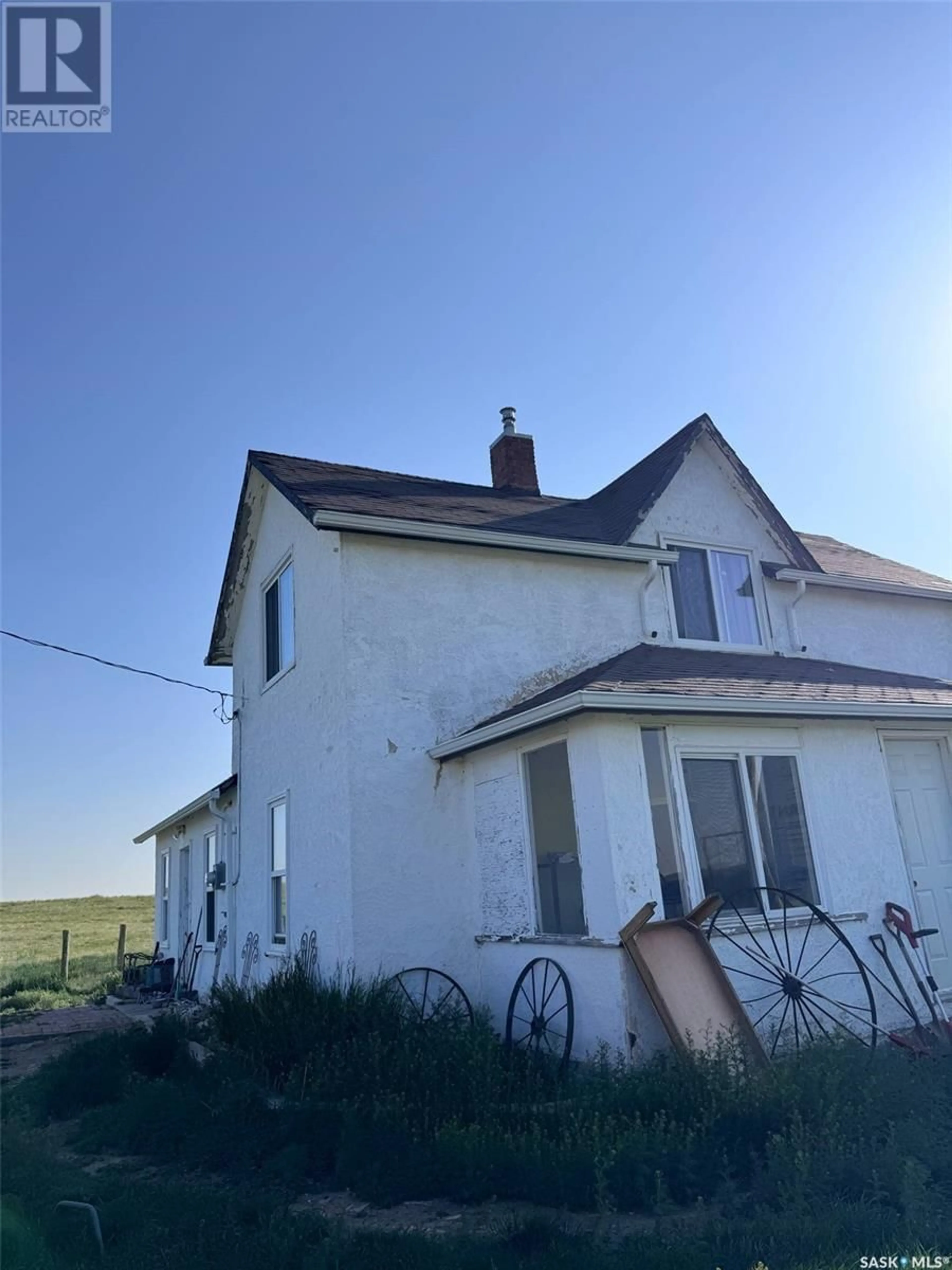 A pic from outside/outdoor area/front of a property/back of a property/a pic from drone, building for 365 RAILWAY AVENUE, Pennant Saskatchewan S0N1X0