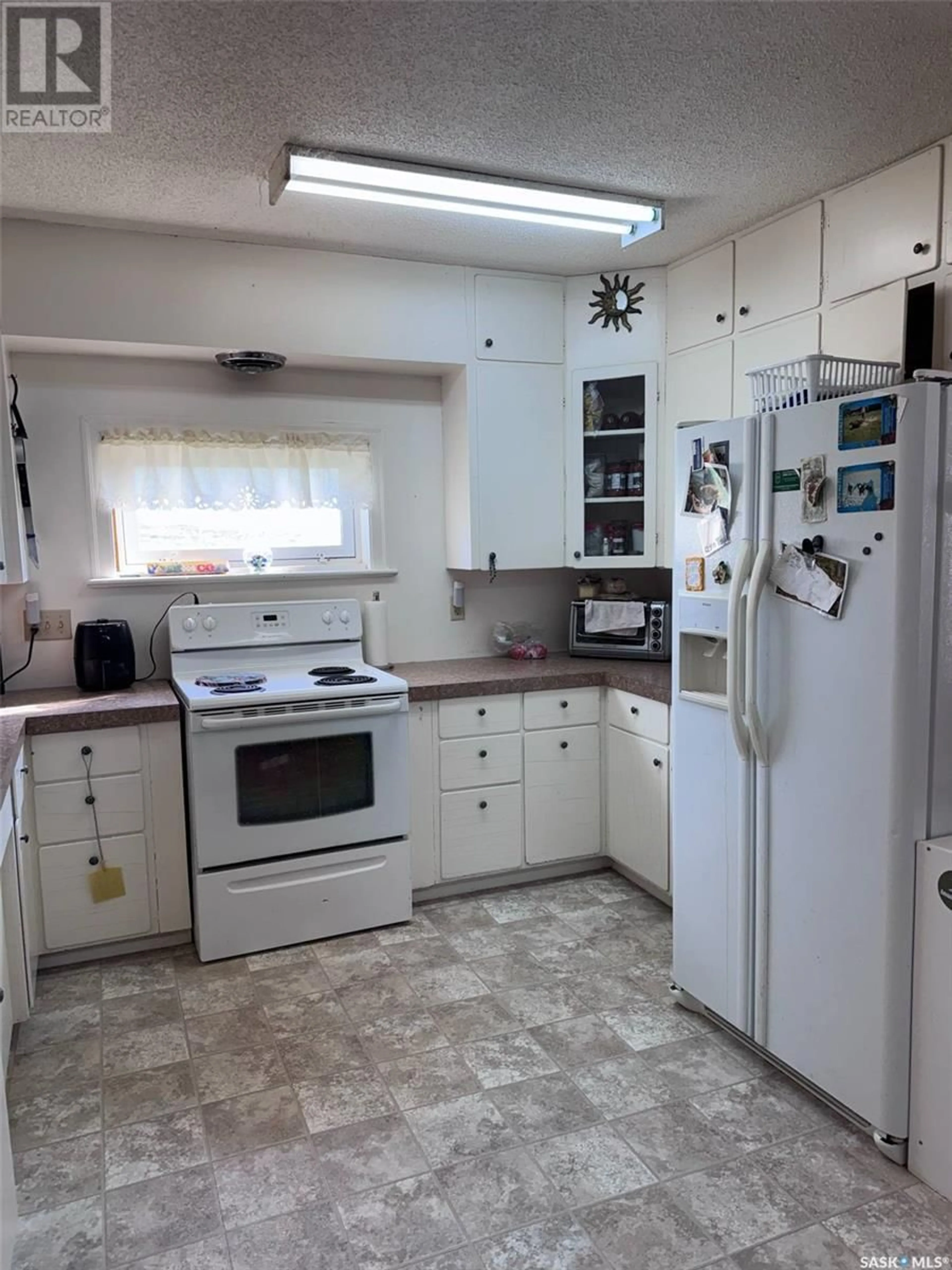 Standard kitchen, unknown for 365 RAILWAY AVENUE, Pennant Saskatchewan S0N1X0