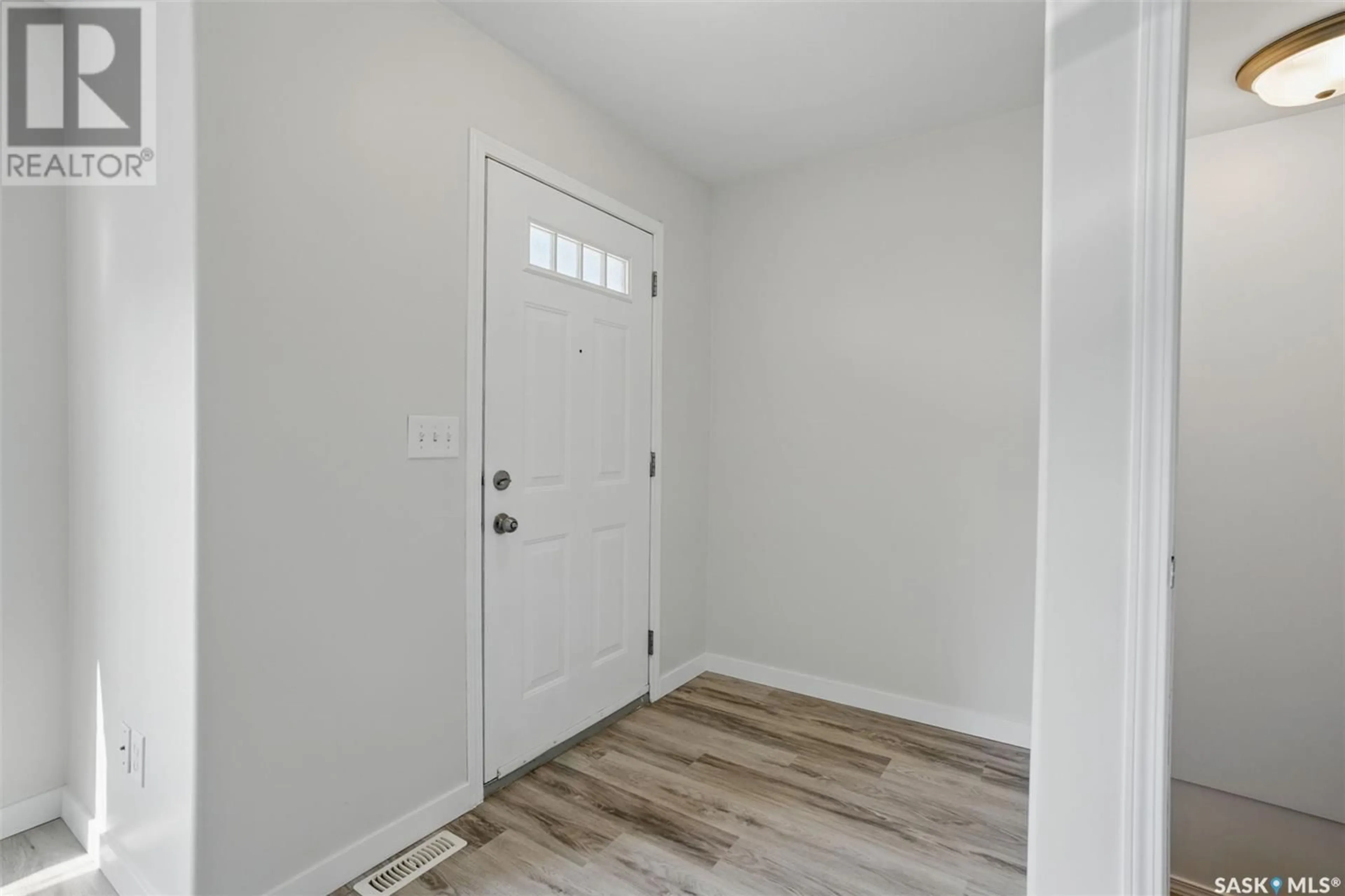 Indoor entryway for 203 - 28 HEROLD TERRACE, Saskatoon Saskatchewan S7V1H4