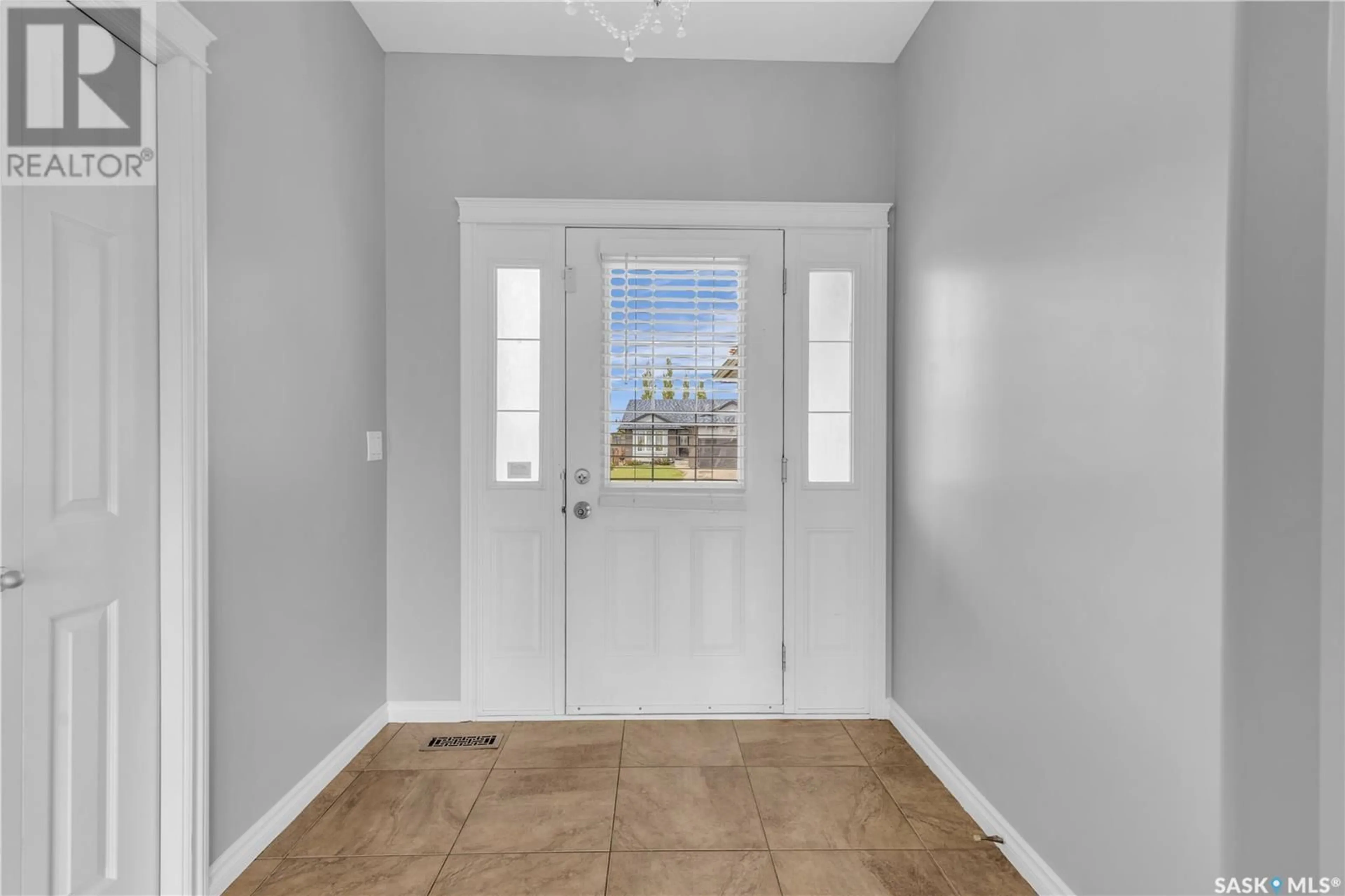 Indoor entryway for 435 MCINTOSH COURT, Saskatoon Saskatchewan S7T0C4