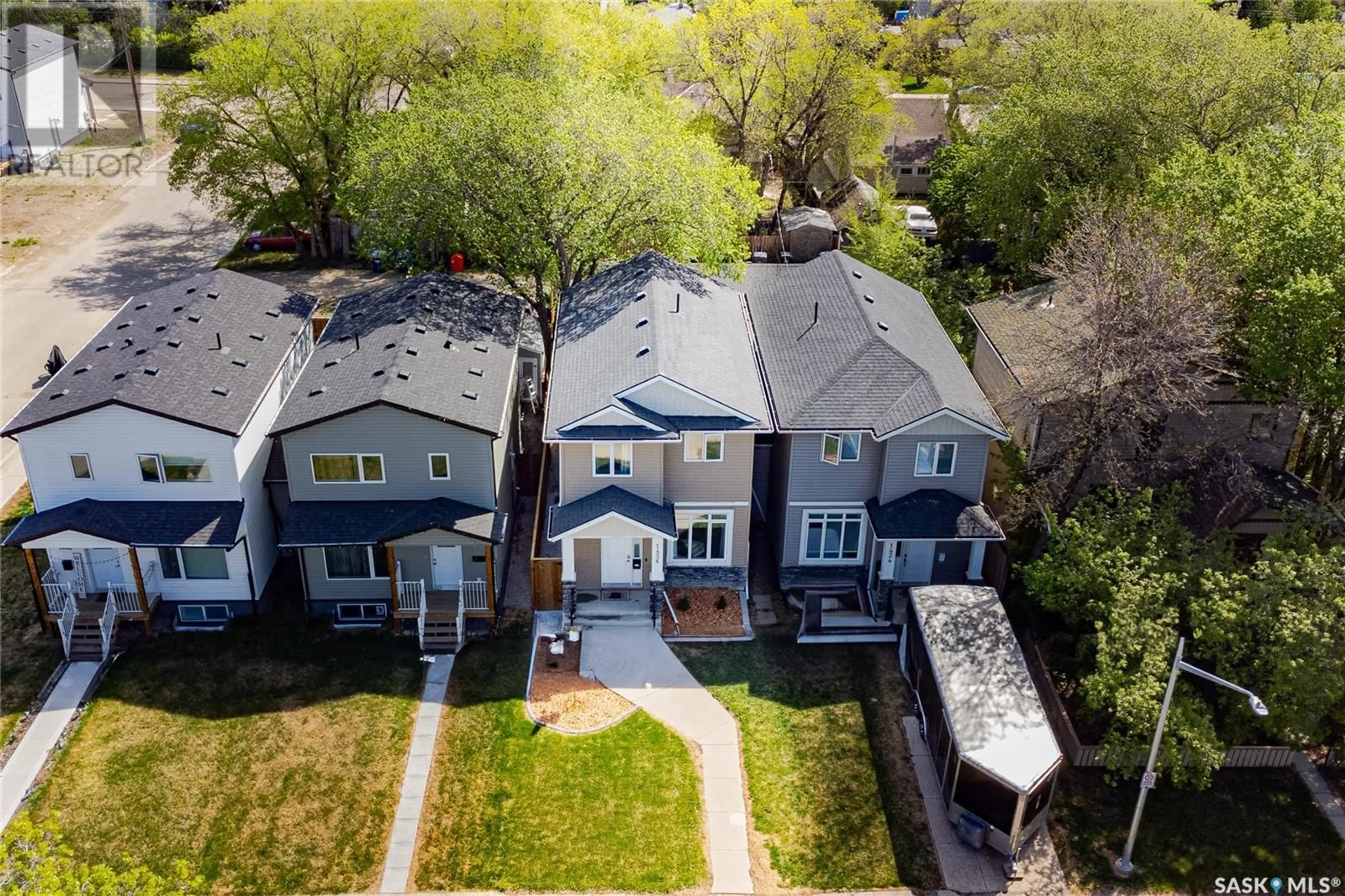 A pic from outside/outdoor area/front of a property/back of a property/a pic from drone, street for N - 1436 1ST AVENUE, Saskatoon Saskatchewan S7K1Z1