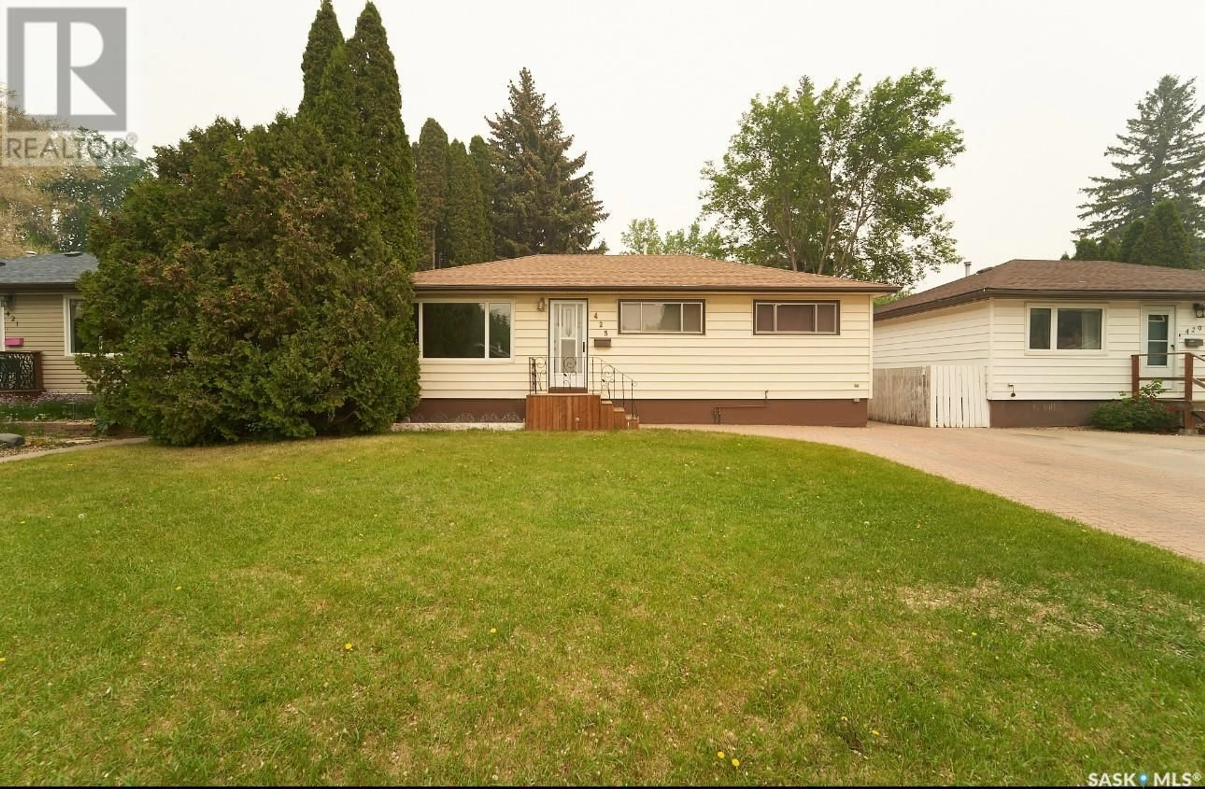 Home with vinyl exterior material, street for 425 ELM STREET E, Saskatoon Saskatchewan S7J0H2