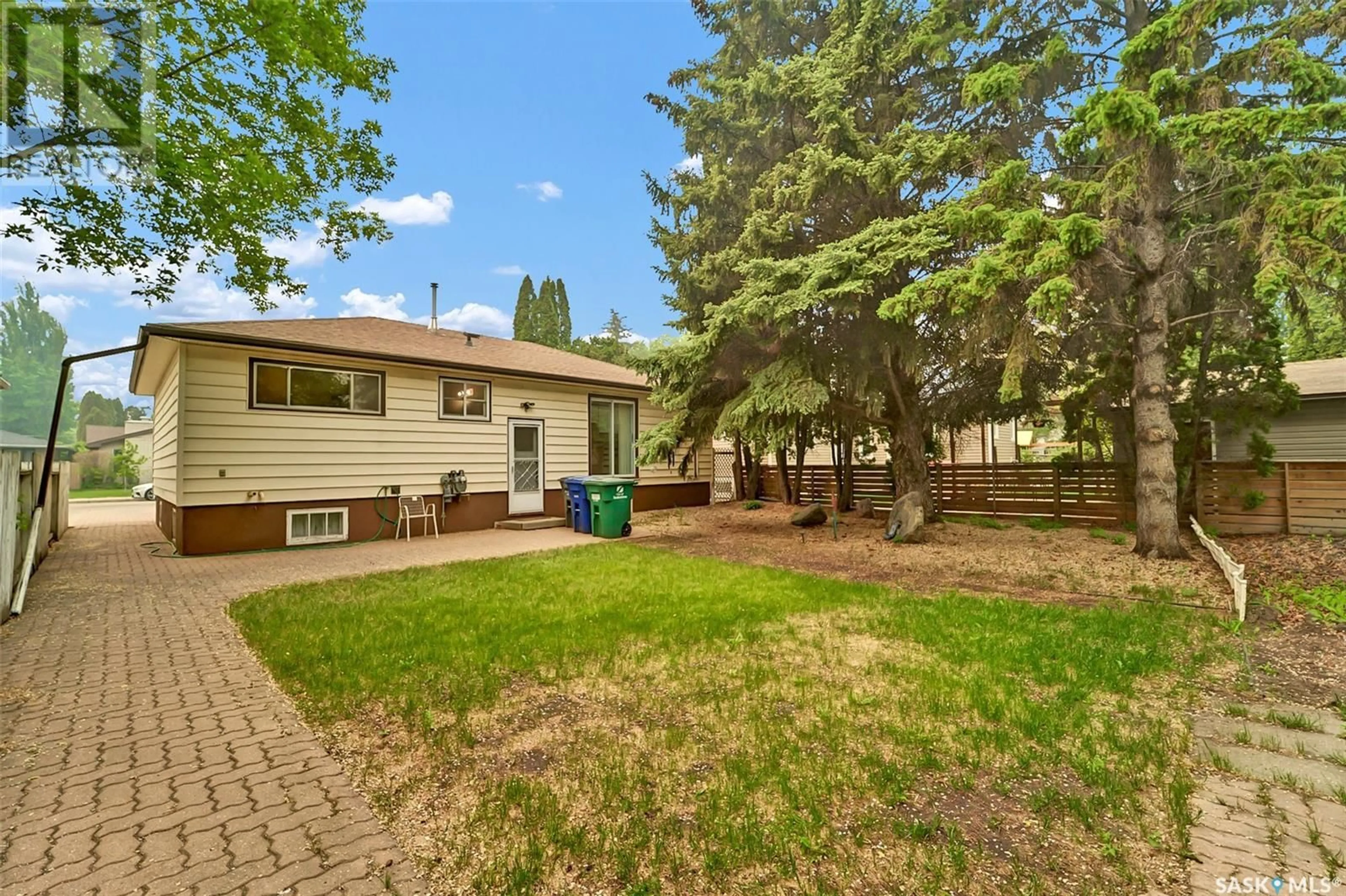 Patio, street for 425 ELM STREET E, Saskatoon Saskatchewan S7J0H2
