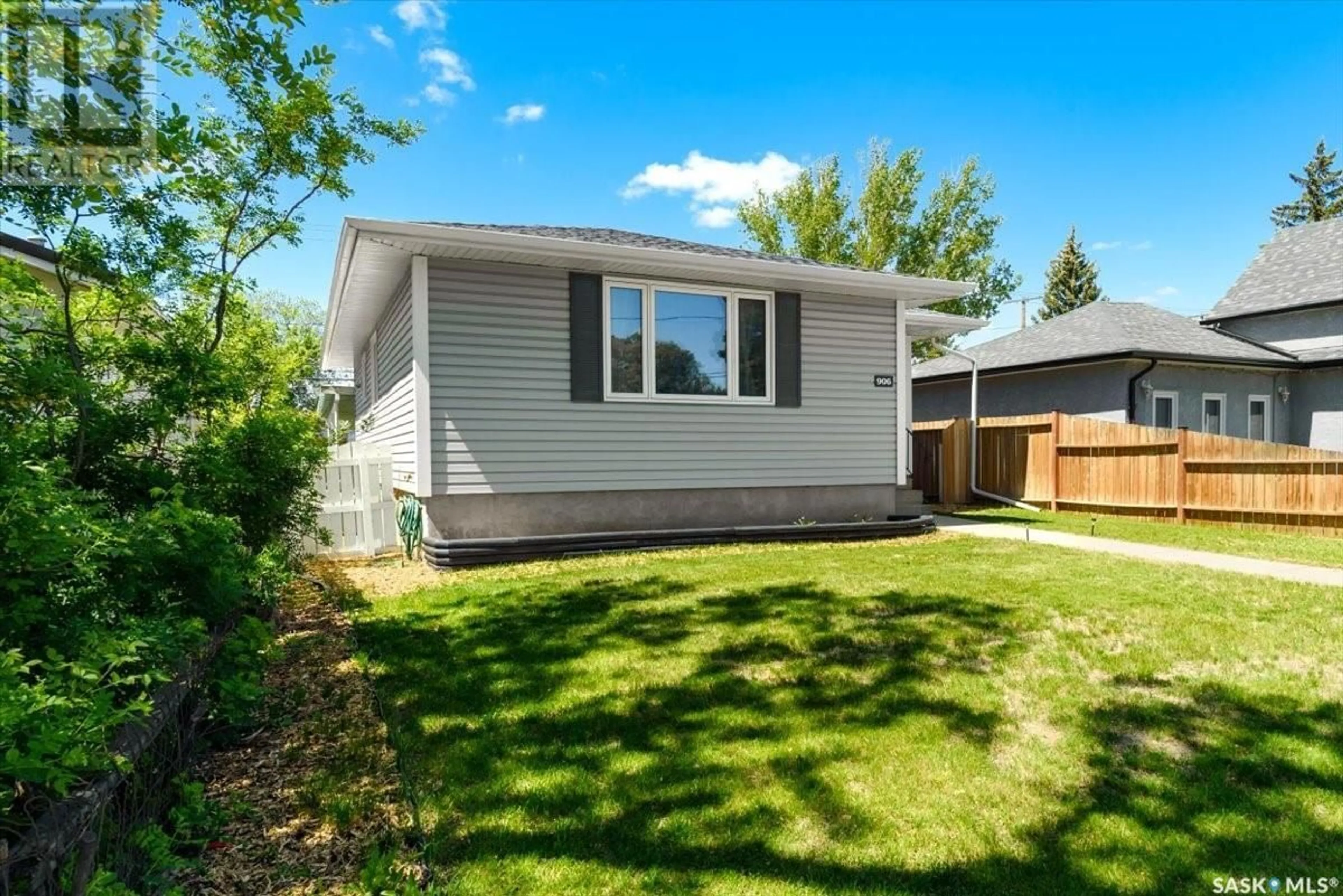 Home with vinyl exterior material, street for 906 9TH AVENUE, Moose Jaw Saskatchewan S6H4J4