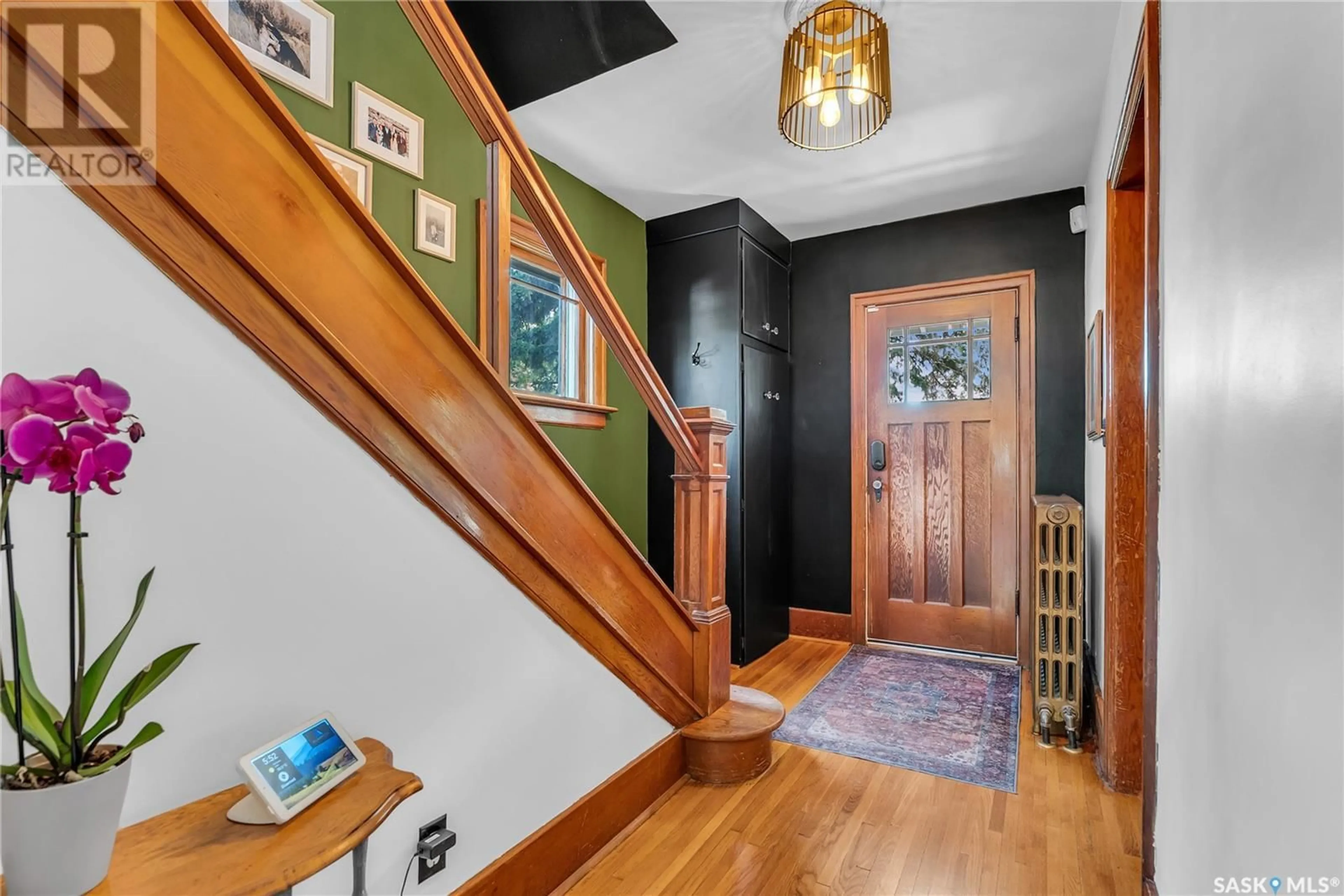 Indoor entryway for 1308 E AVENUE N, Saskatoon Saskatchewan S7L1T5