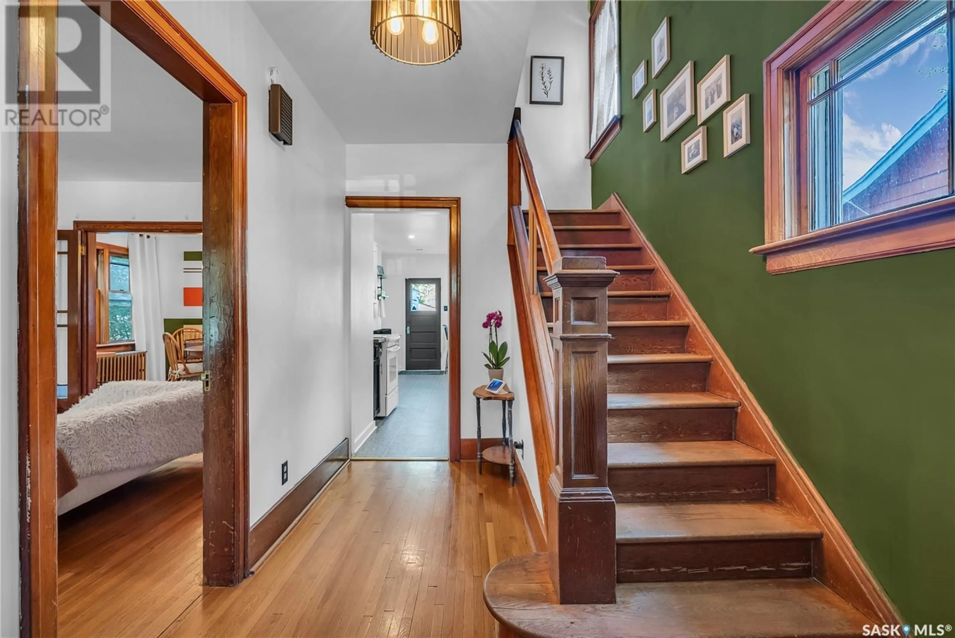 Indoor foyer for 1308 E AVENUE N, Saskatoon Saskatchewan S7L1T5