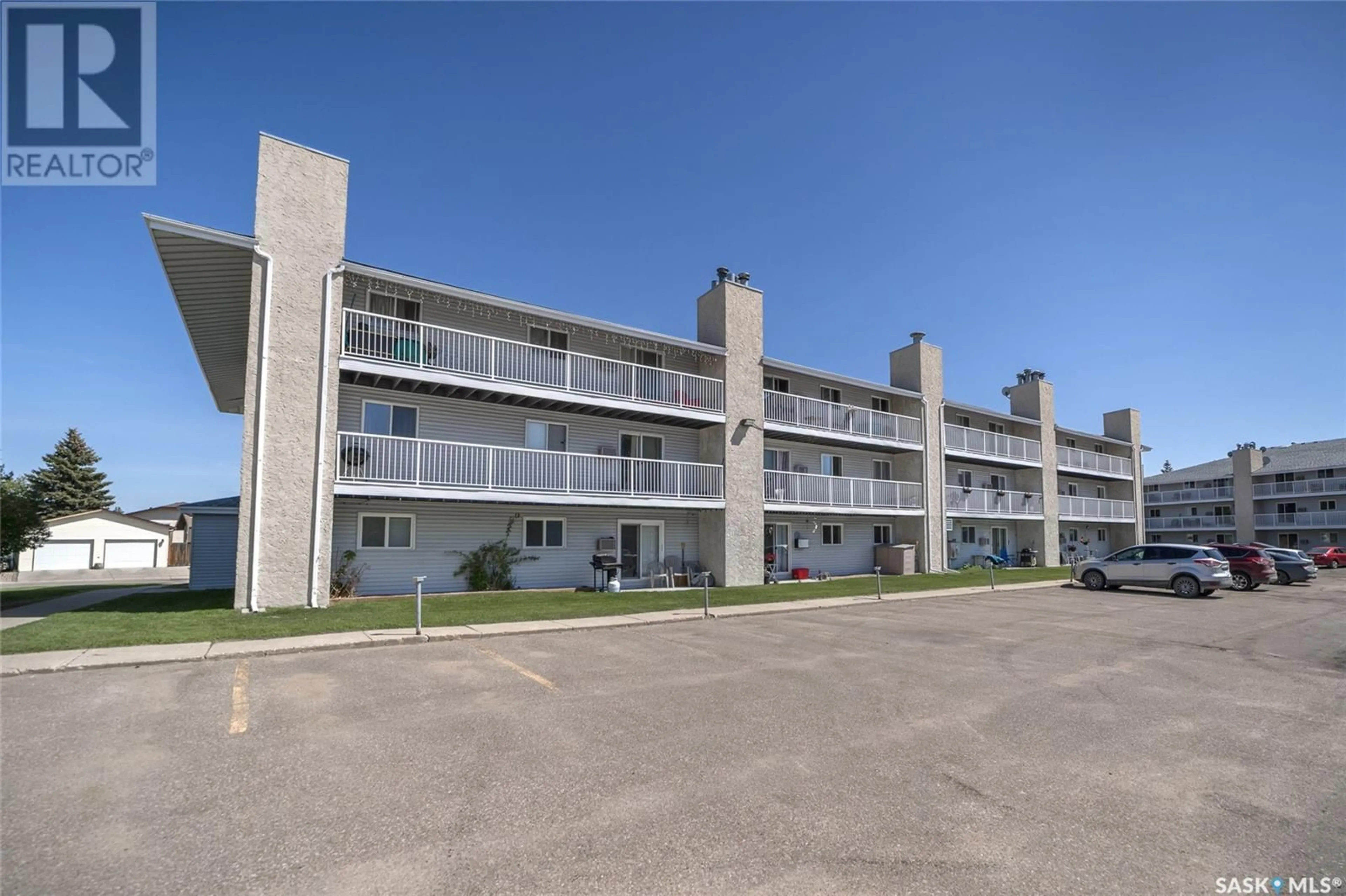 Patio, building for 506 - 2406 HESELTINE ROAD, Regina Saskatchewan S4V1N9
