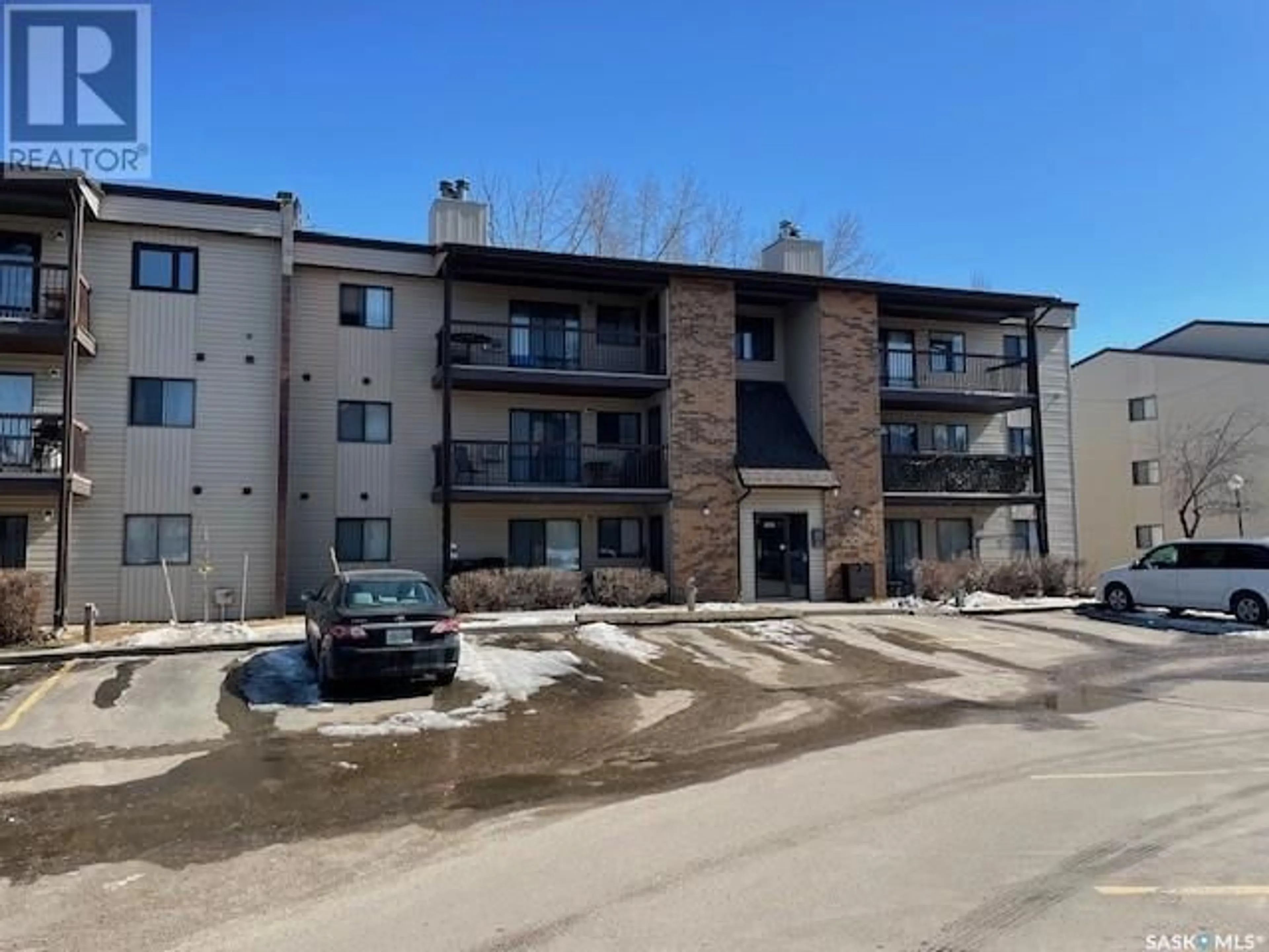 A pic from outside/outdoor area/front of a property/back of a property/a pic from drone, building for 301 225 KINGSMERE BOULEVARD, Saskatoon Saskatchewan S7J4J6