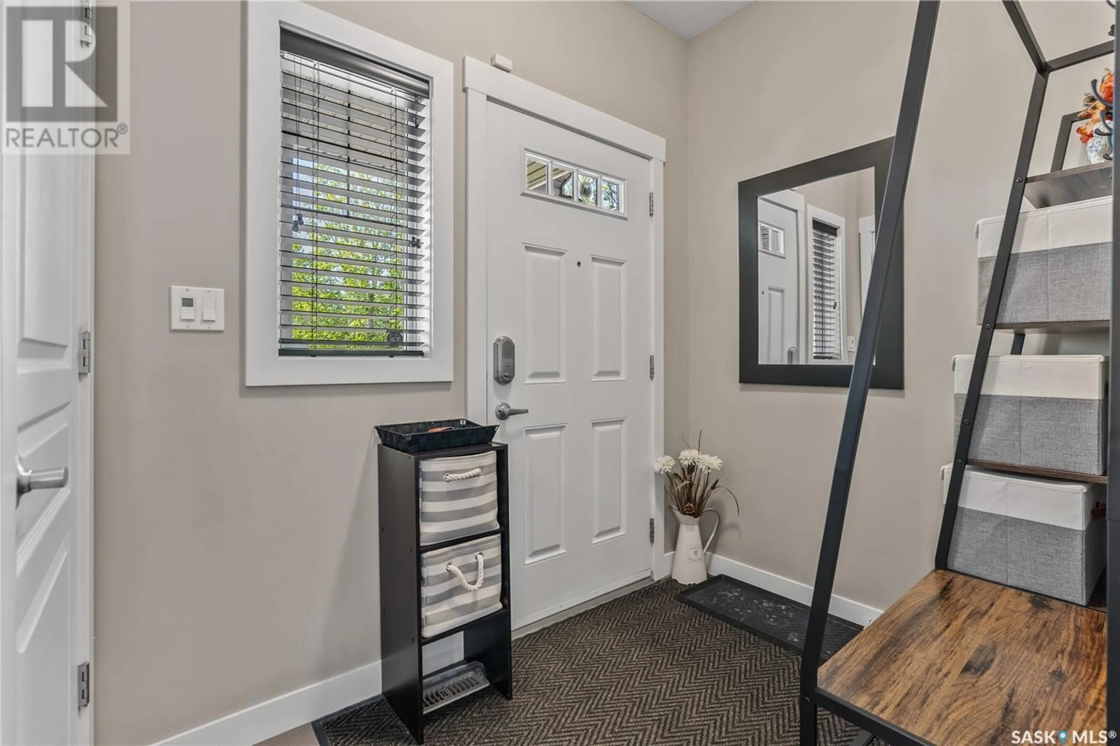 Indoor entryway for 8826 SHERWOOD DRIVE, Regina Saskatchewan S4Y0B6