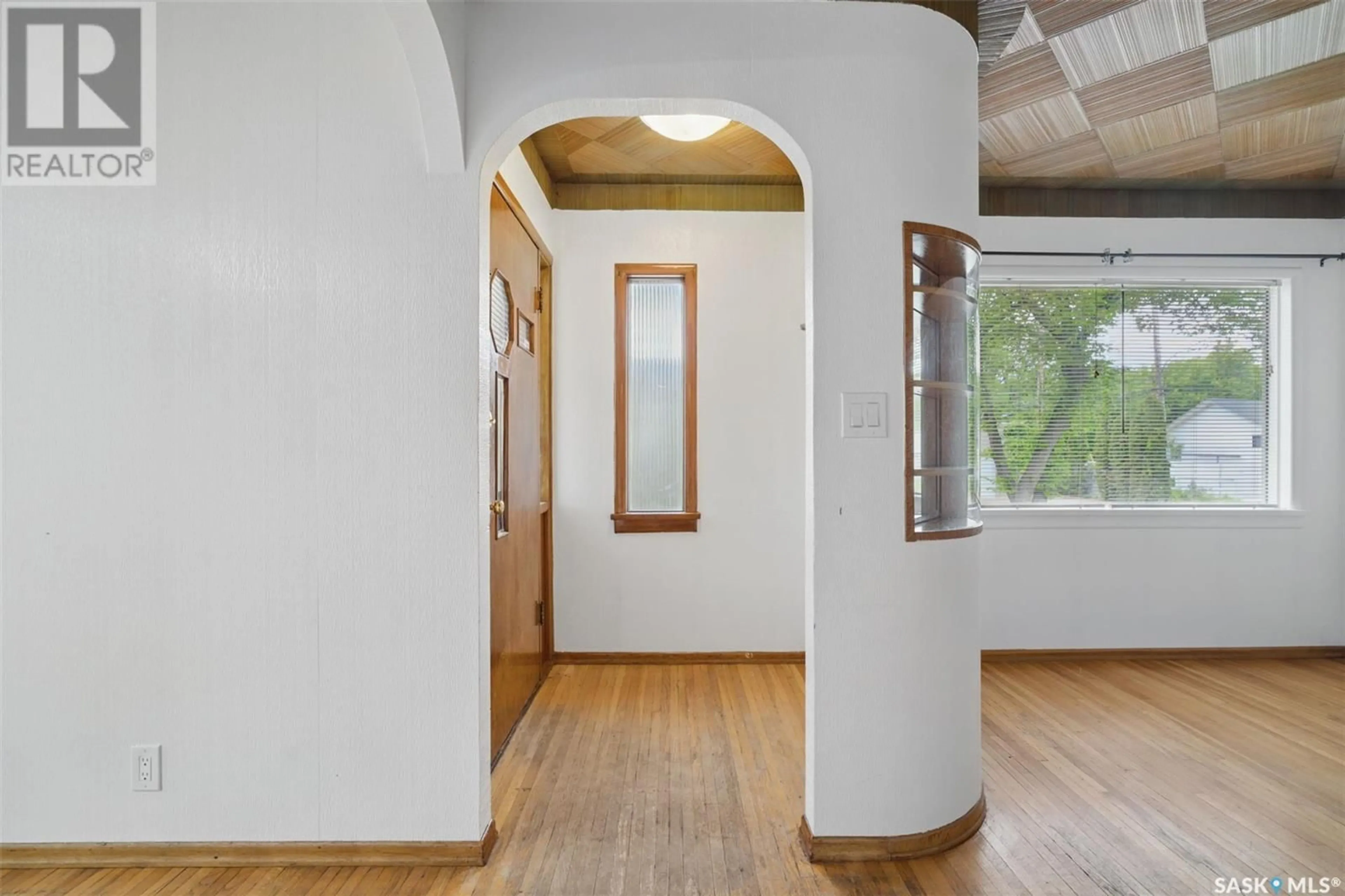 Indoor foyer for 309 BOTTOMLEY AVENUE, Saskatoon Saskatchewan S7N1L3