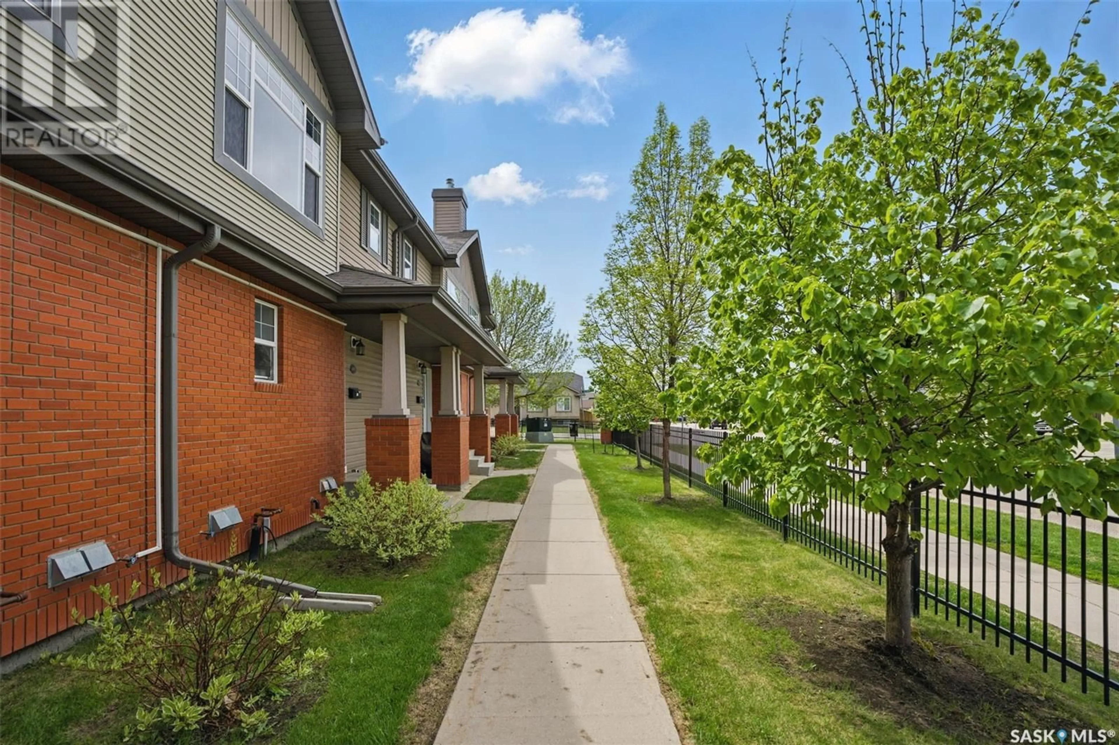 Patio, street for 103 - 410 STENSRUD ROAD, Saskatoon Saskatchewan S7W0B7