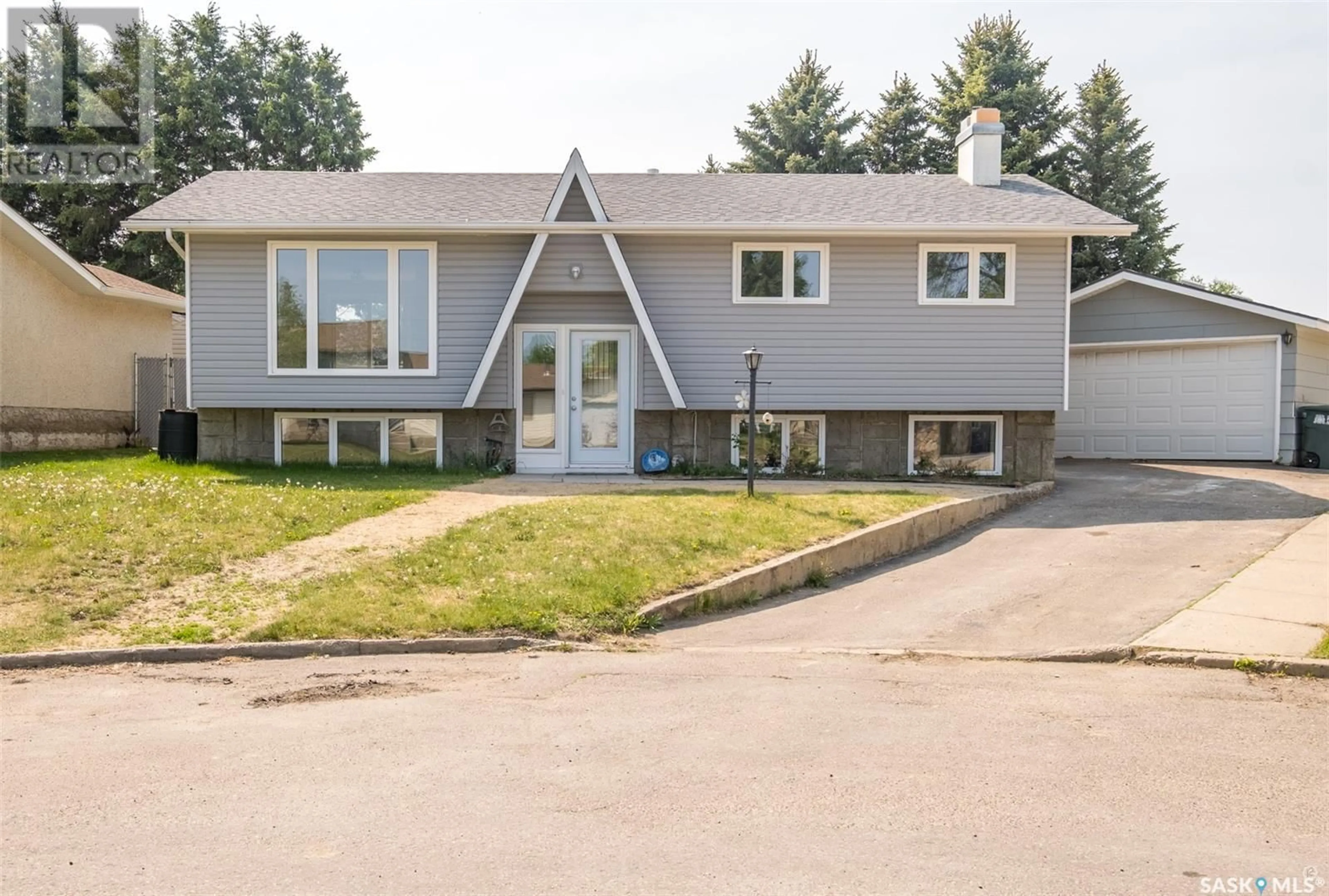 Home with vinyl exterior material, street for 539 PEARSON COURT, Prince Albert Saskatchewan S6V6C6