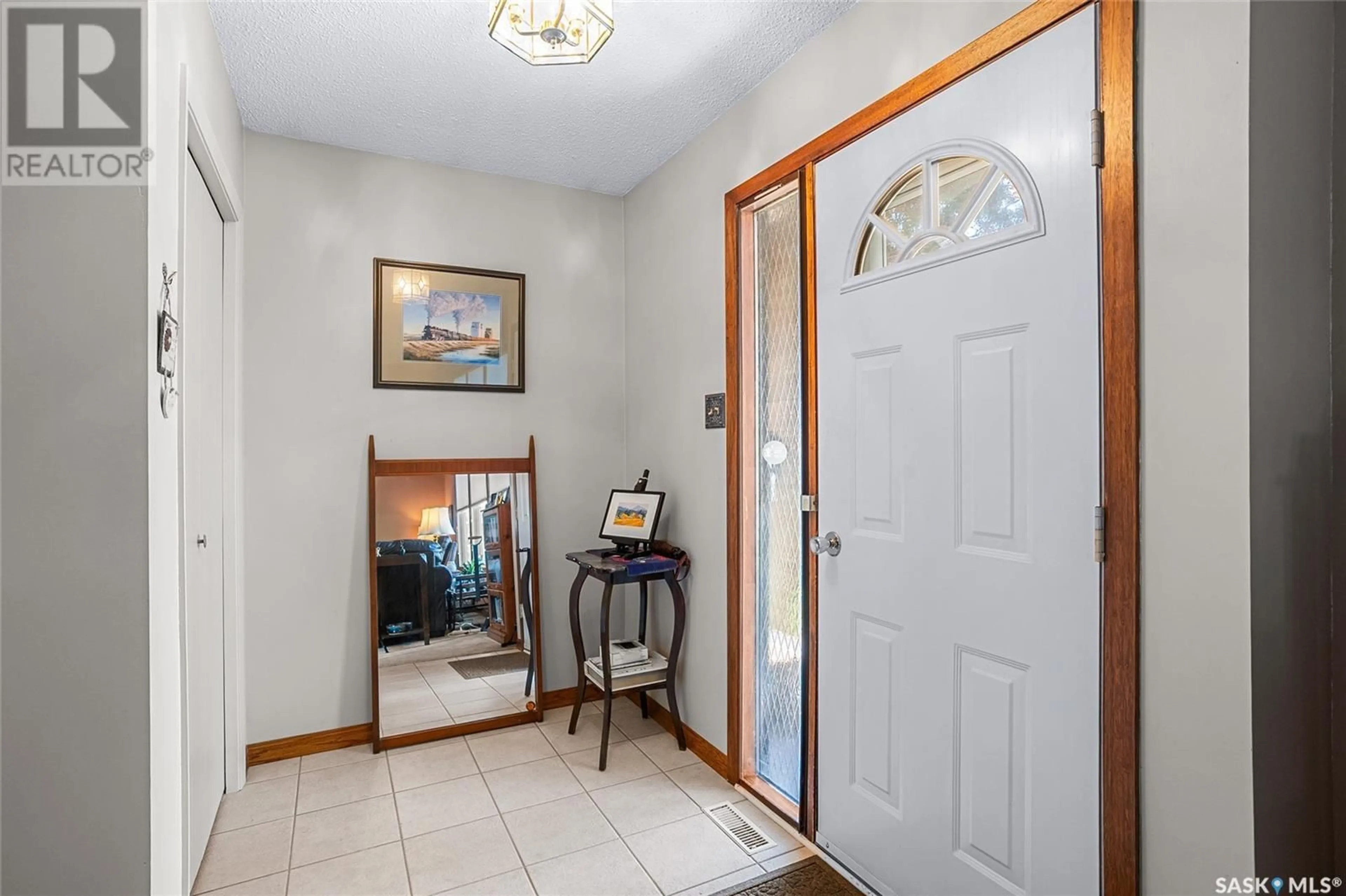 Indoor entryway for 690 GUELPH CRESCENT, Saskatoon Saskatchewan S7H4R6