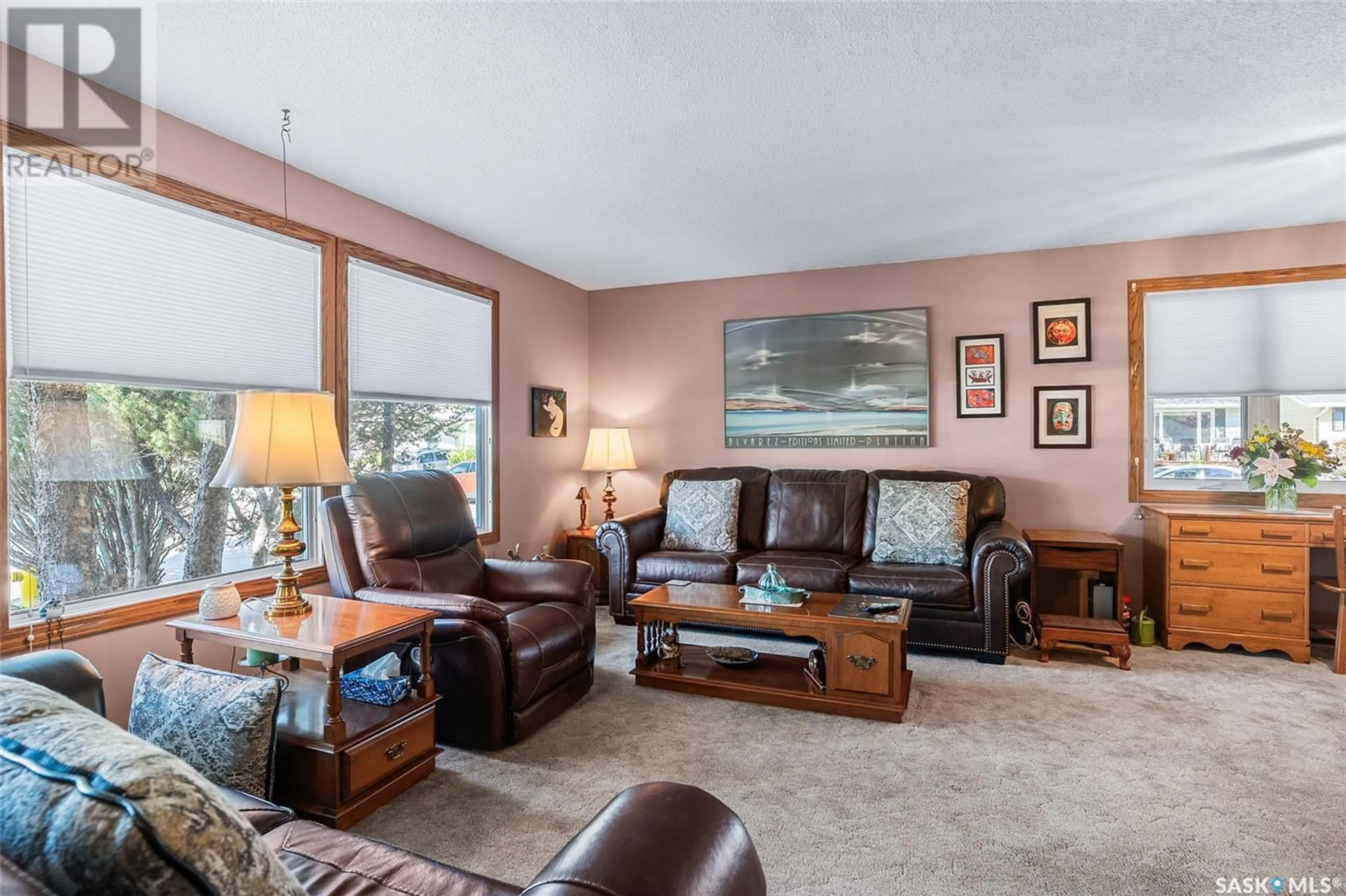 Living room with furniture, unknown for 690 GUELPH CRESCENT, Saskatoon Saskatchewan S7H4R6