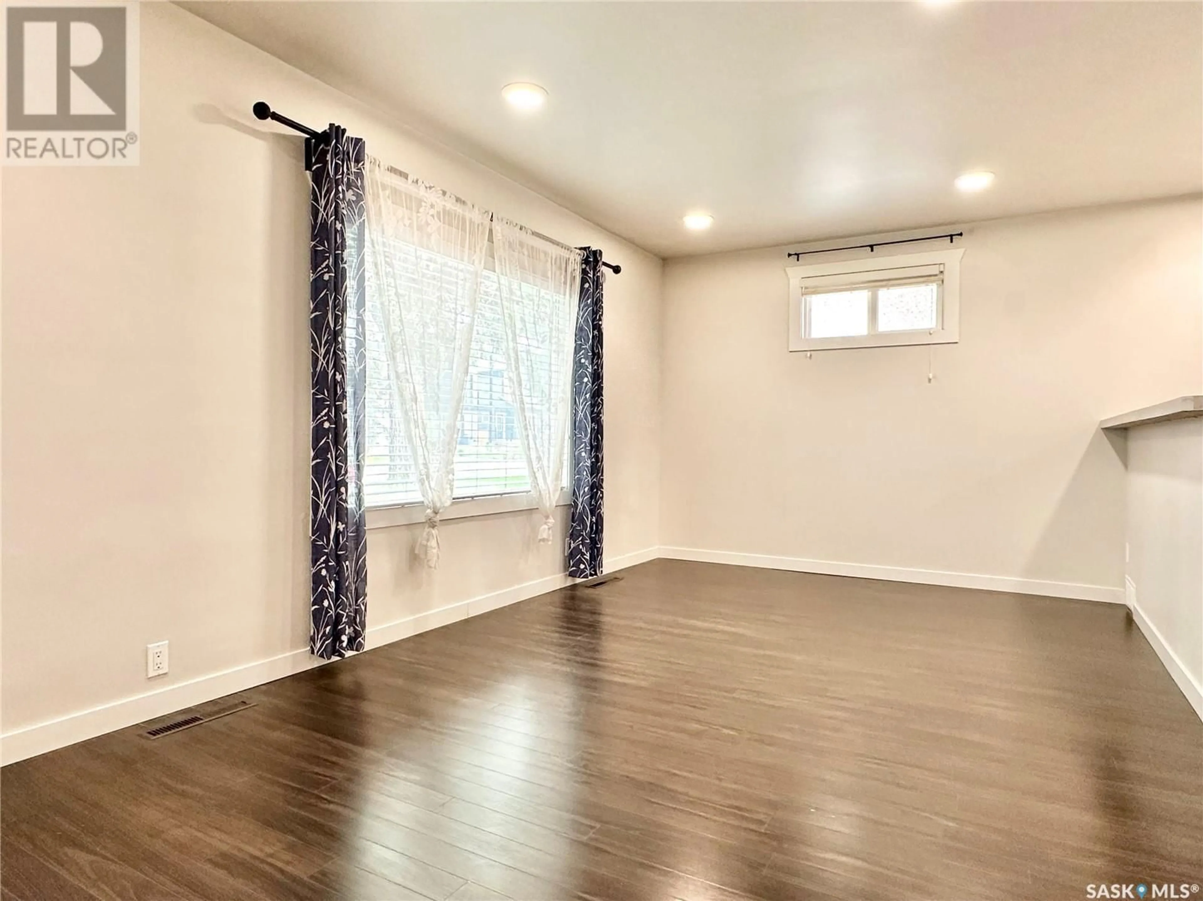 A pic of a room for 1025 7TH STREET, Saskatoon Saskatchewan S7H0Y7