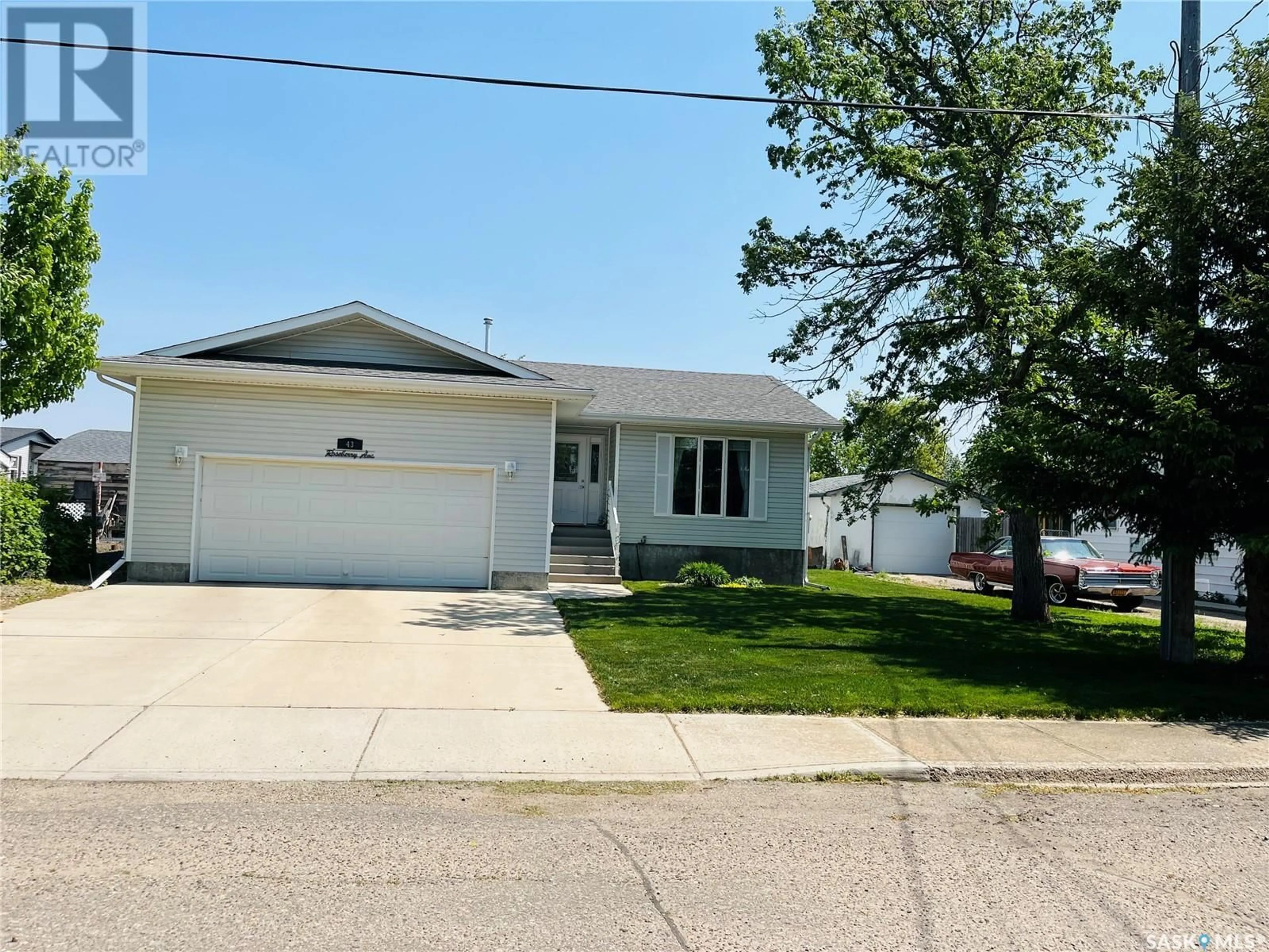 Home with vinyl exterior material, street for 43 14TH AVENUE, Swift Current Saskatchewan S9H3S3