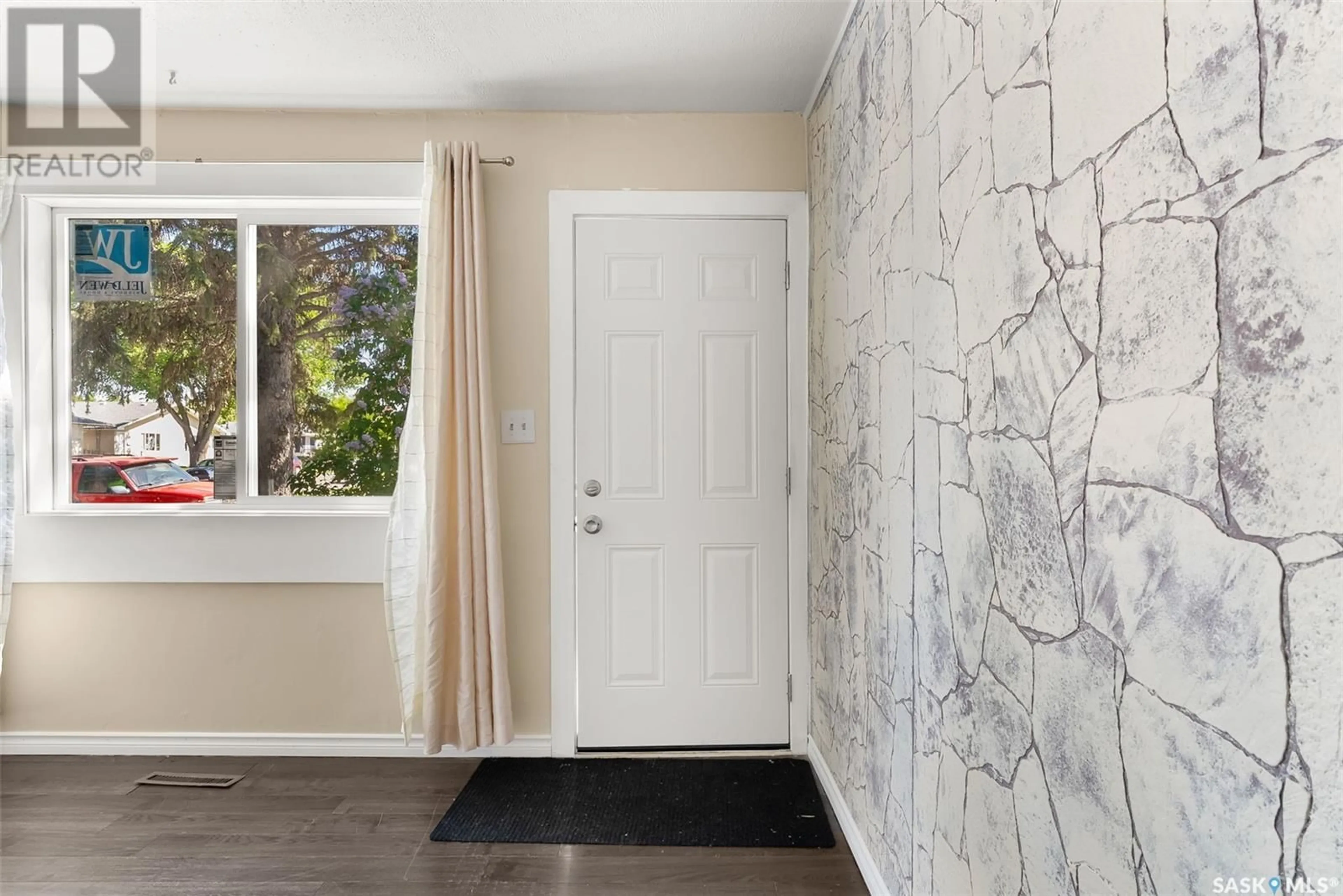 Indoor entryway for 4506 2ND AVENUE, Regina Saskatchewan S4R0Y4