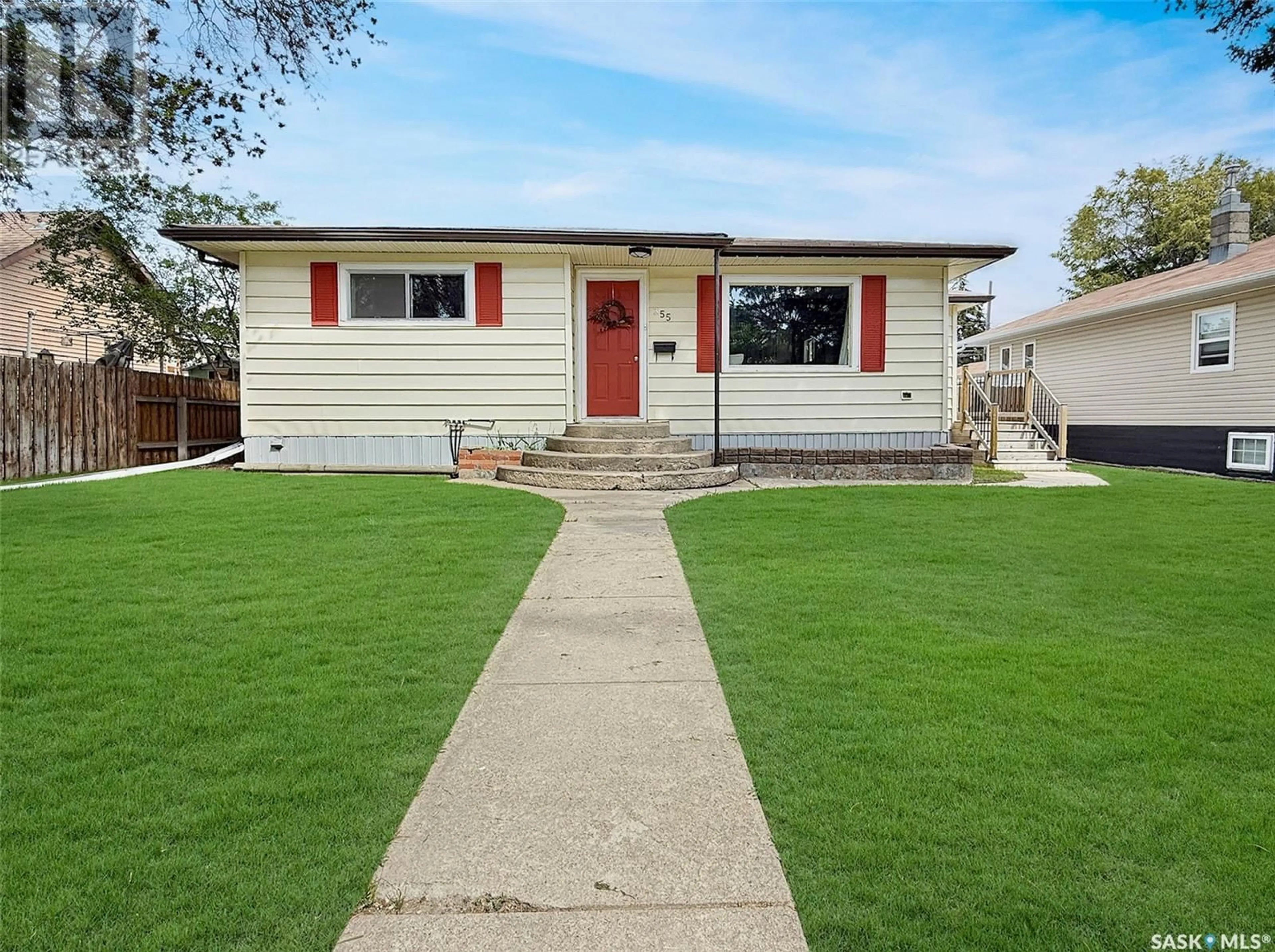 Home with vinyl exterior material, street for 355 8TH AVENUE, Swift Current Saskatchewan S9H0Z9