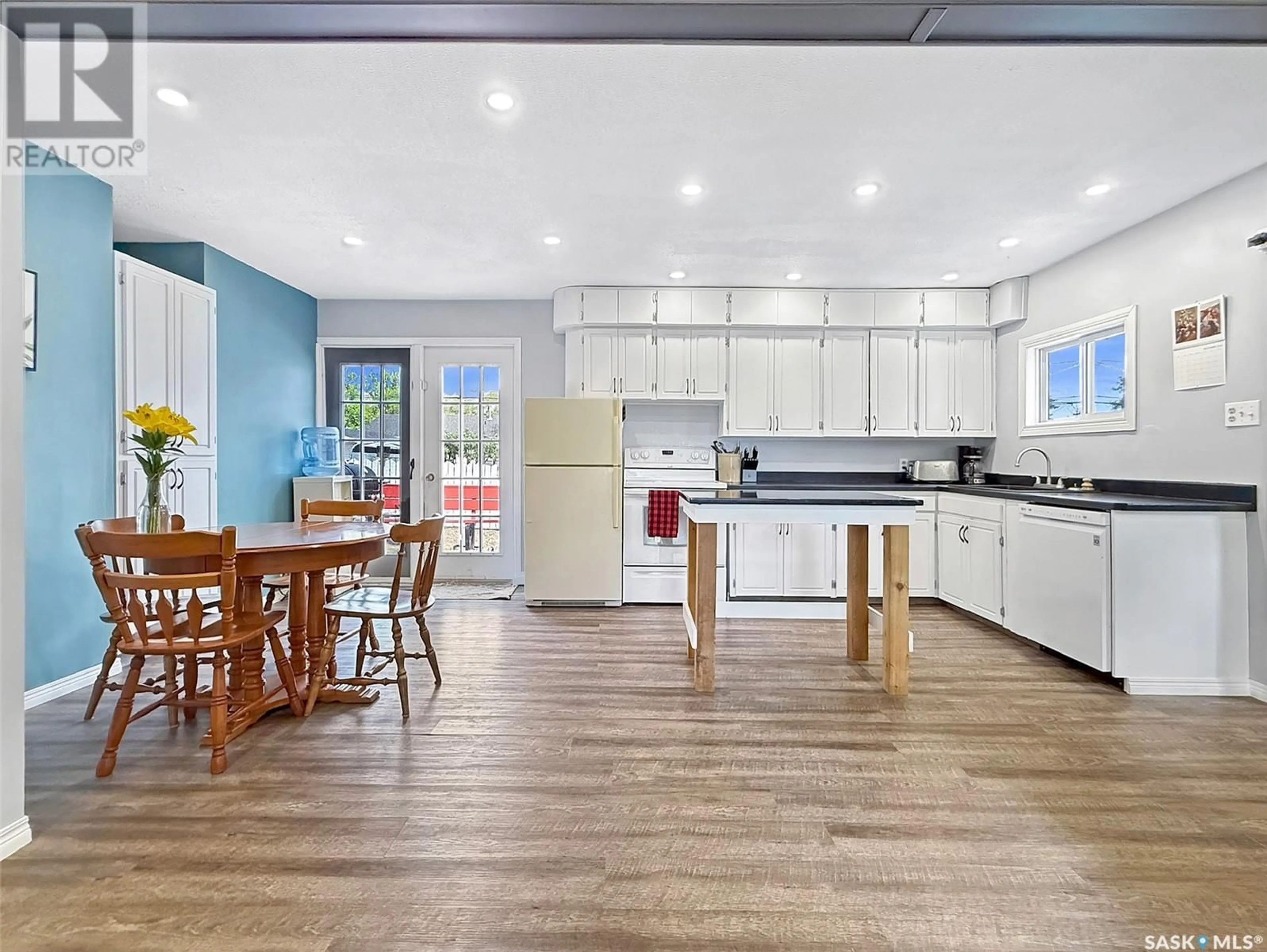 Open concept kitchen, unknown for 355 8TH AVENUE, Swift Current Saskatchewan S9H0Z9