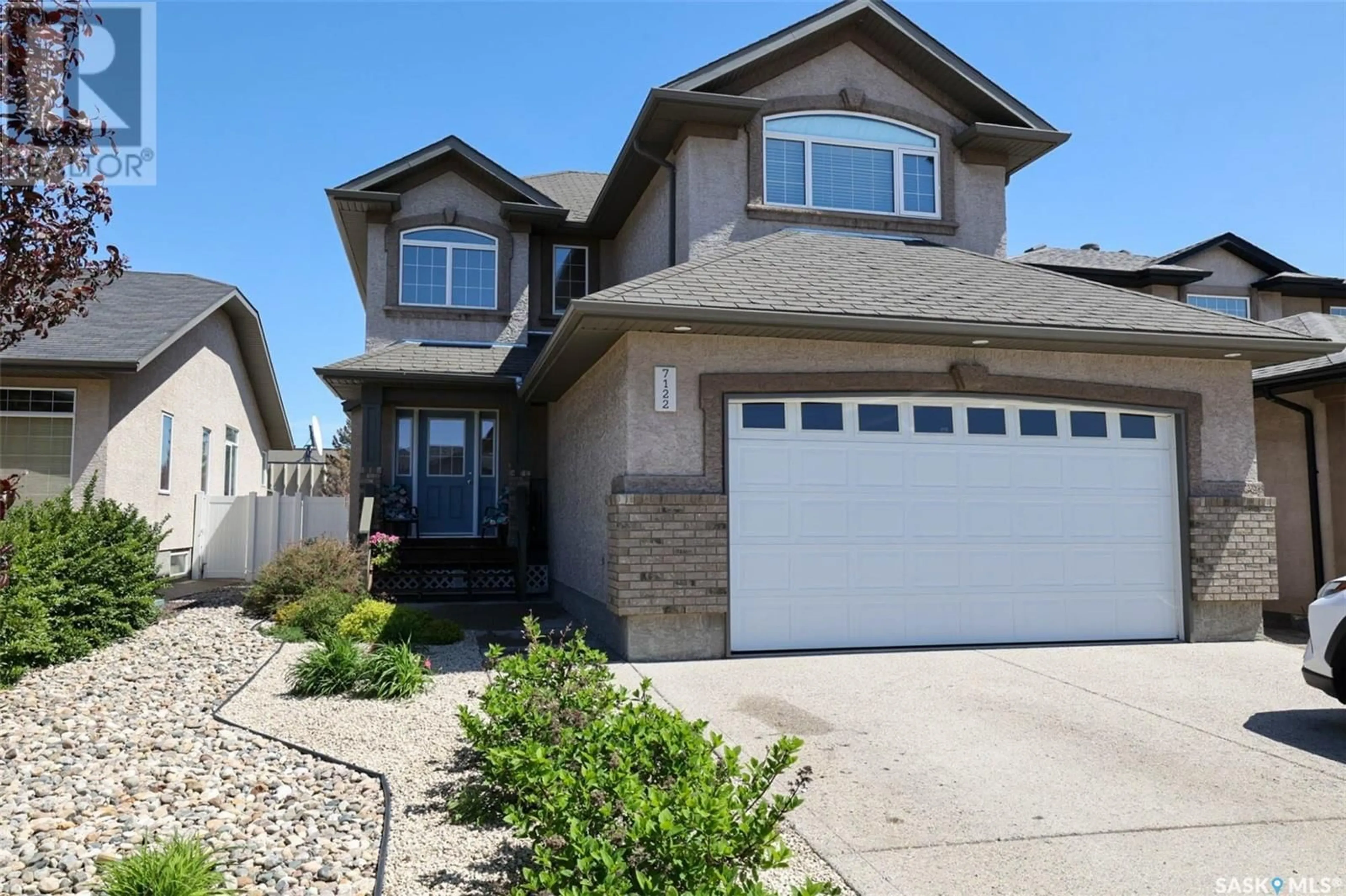 Home with vinyl exterior material, street for 7122 WASCANA COVE DRIVE, Regina Saskatchewan S4V3G1