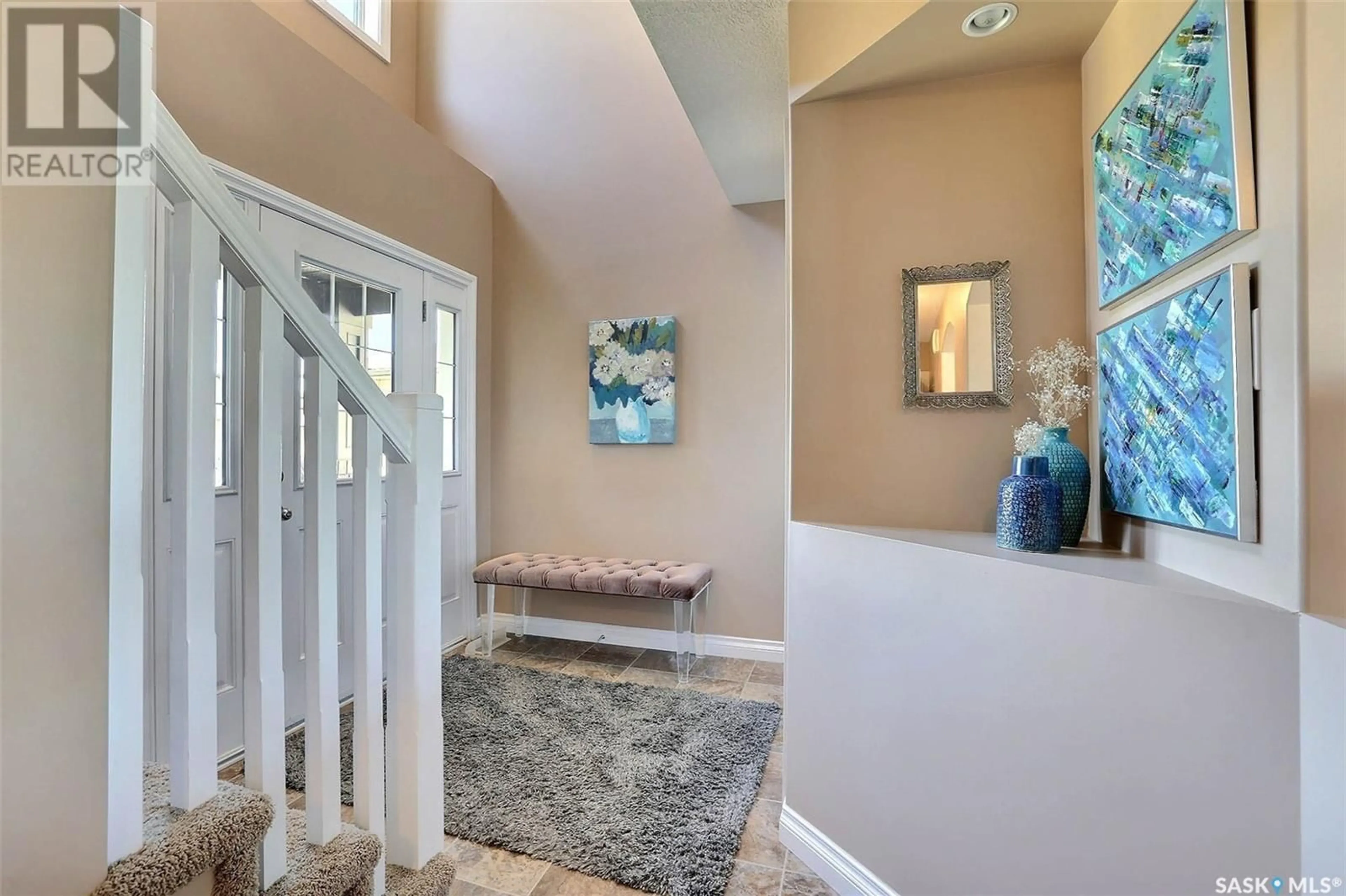 Indoor entryway for 7122 WASCANA COVE DRIVE, Regina Saskatchewan S4V3G1