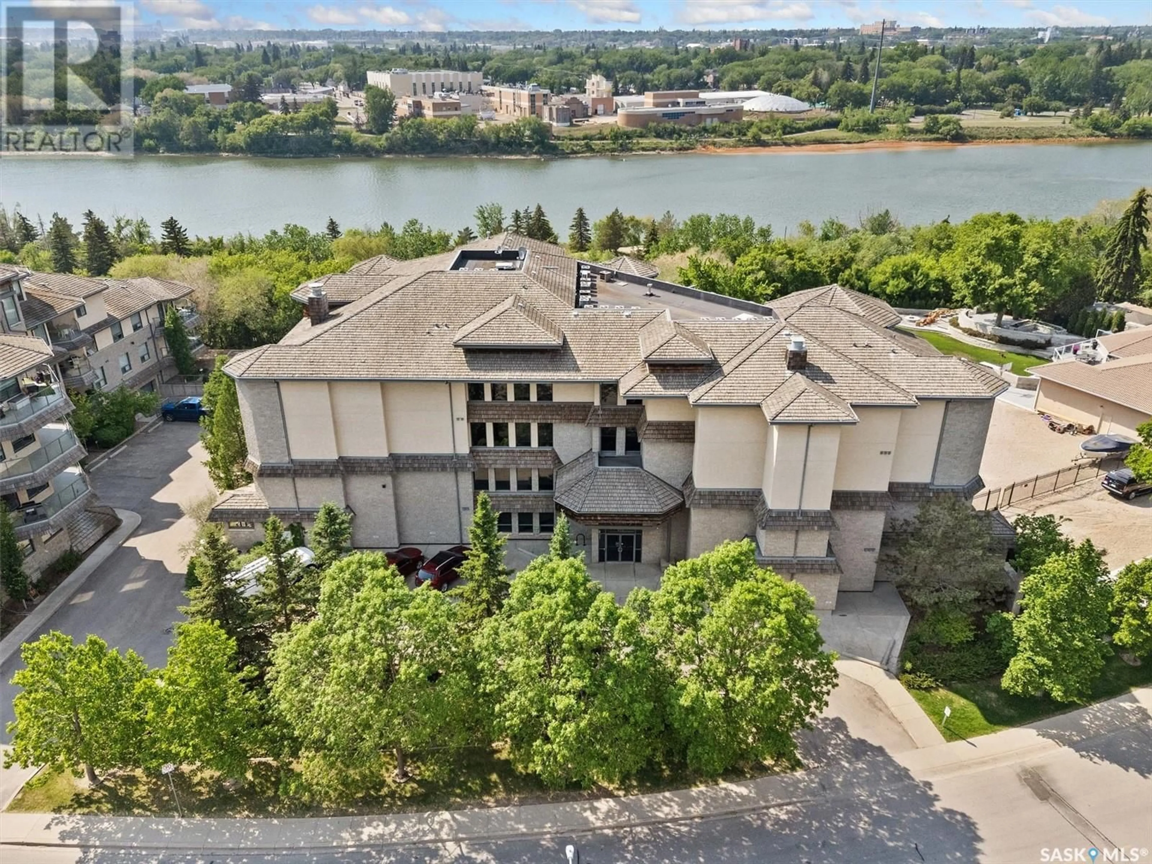 A pic from outside/outdoor area/front of a property/back of a property/a pic from drone, water/lake/river/ocean view for 201 615 SASKATCHEWAN CRESCENT, Saskatoon Saskatchewan S7M0A5