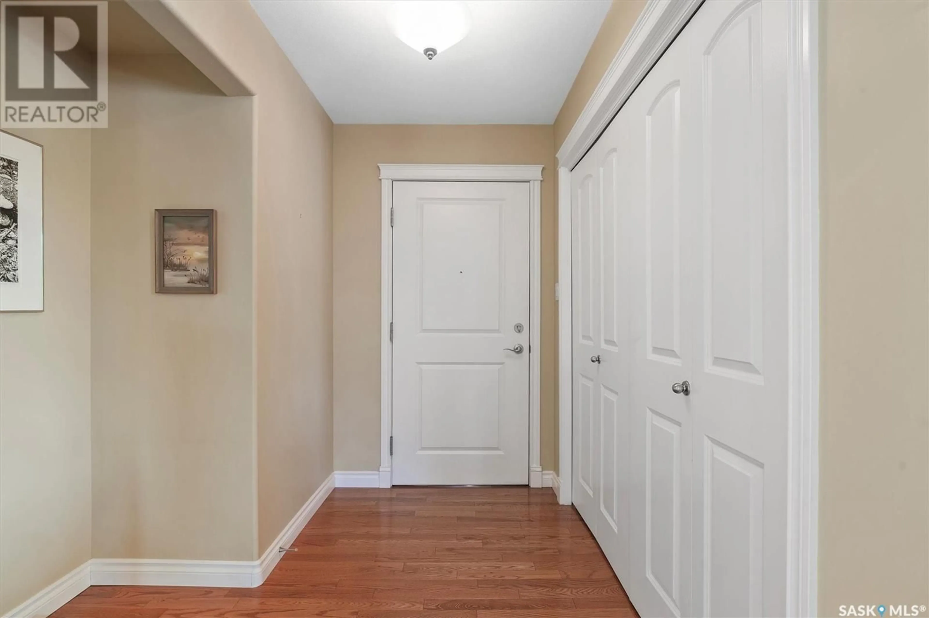 Indoor entryway for 201 615 SASKATCHEWAN CRESCENT, Saskatoon Saskatchewan S7M0A5