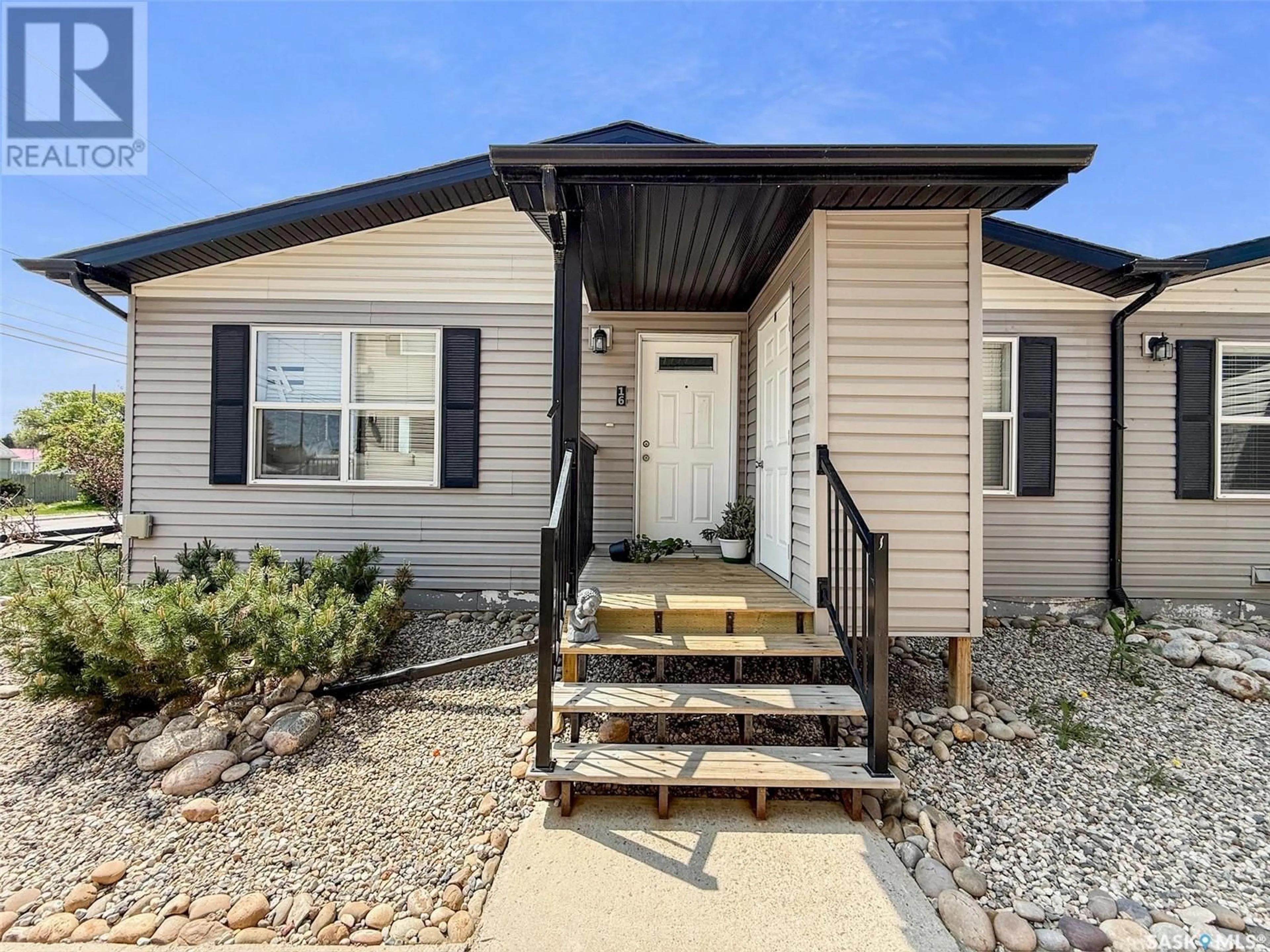 Home with vinyl exterior material, street for 16 - 1275 RAILWAY STREET, Swift Current Saskatchewan S9H5P3