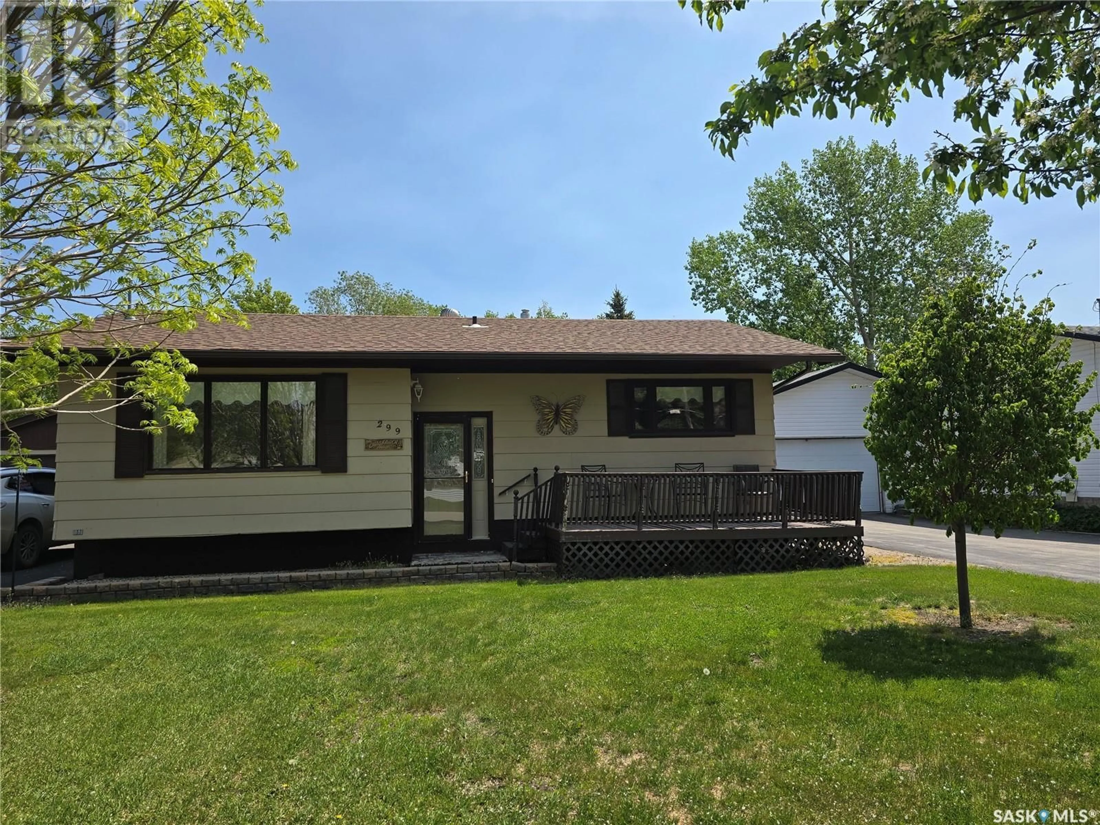 Home with vinyl exterior material, street for 299 9TH AVENUE, Broadview Saskatchewan S0G0K0