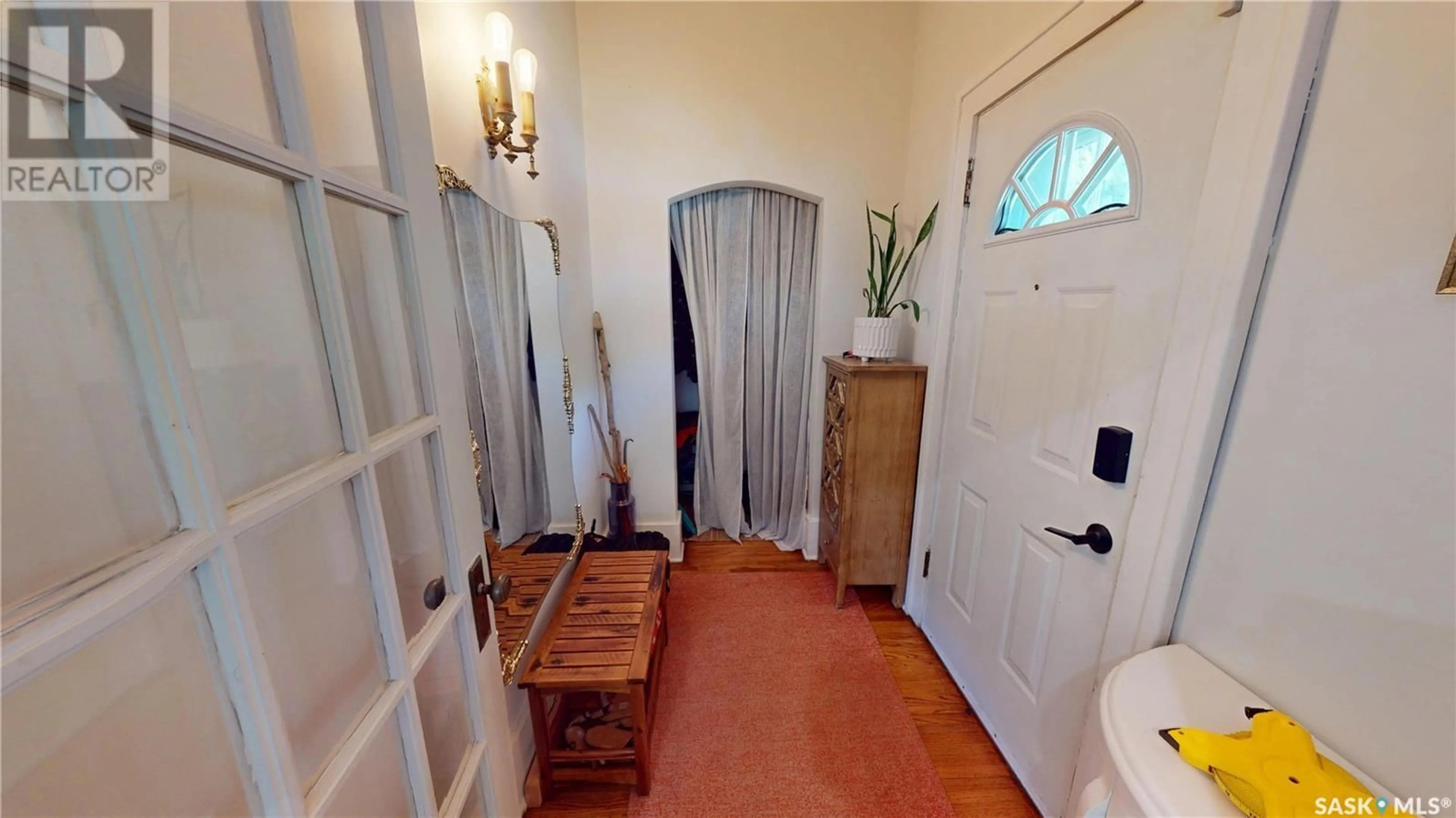 Indoor foyer for 318 9TH STREET, Saskatoon Saskatchewan S7N0A6