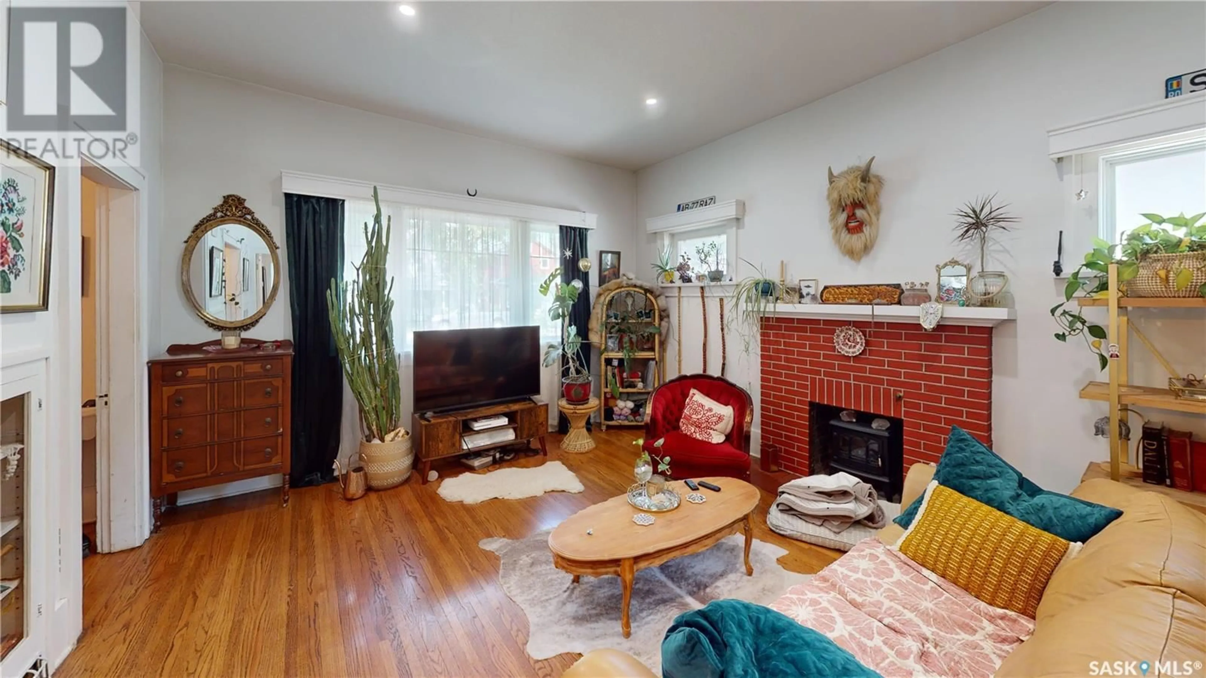 Living room with furniture, wood/laminate floor for 318 9TH STREET, Saskatoon Saskatchewan S7N0A6