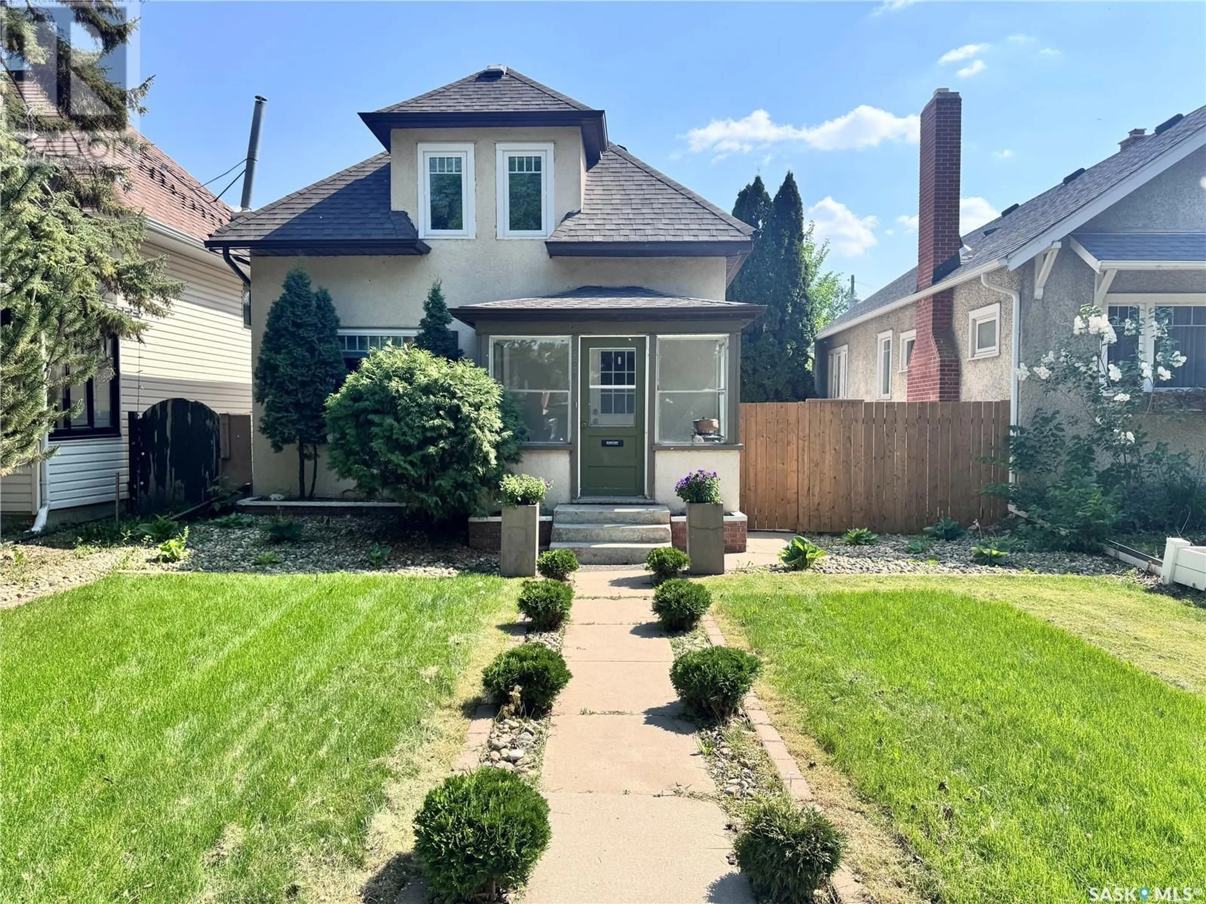 A pic from outside/outdoor area/front of a property/back of a property/a pic from drone, street for 320 9TH STREET, Saskatoon Saskatchewan S7N0A6