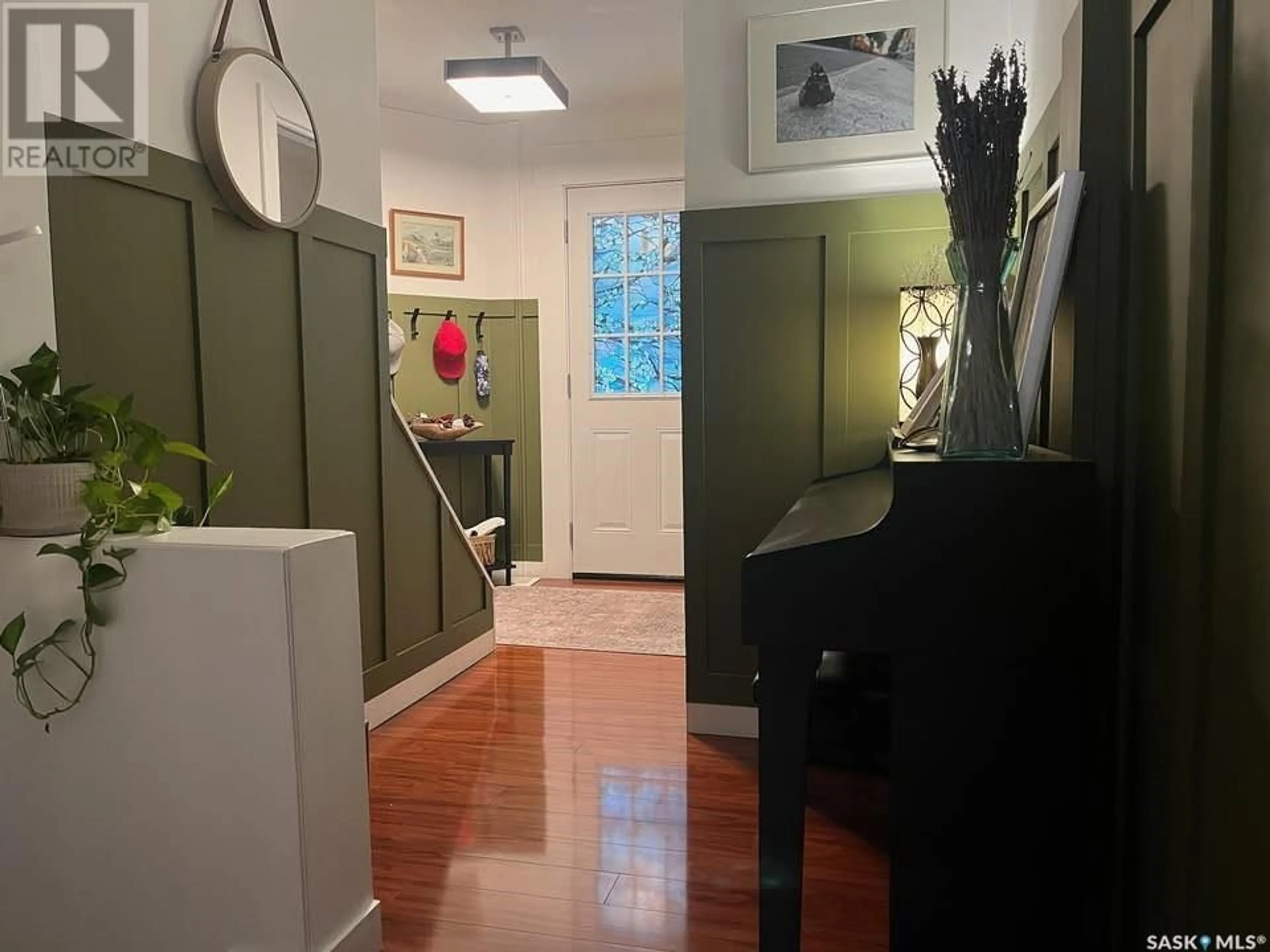 Indoor entryway for 320 9TH STREET, Saskatoon Saskatchewan S7N0A6