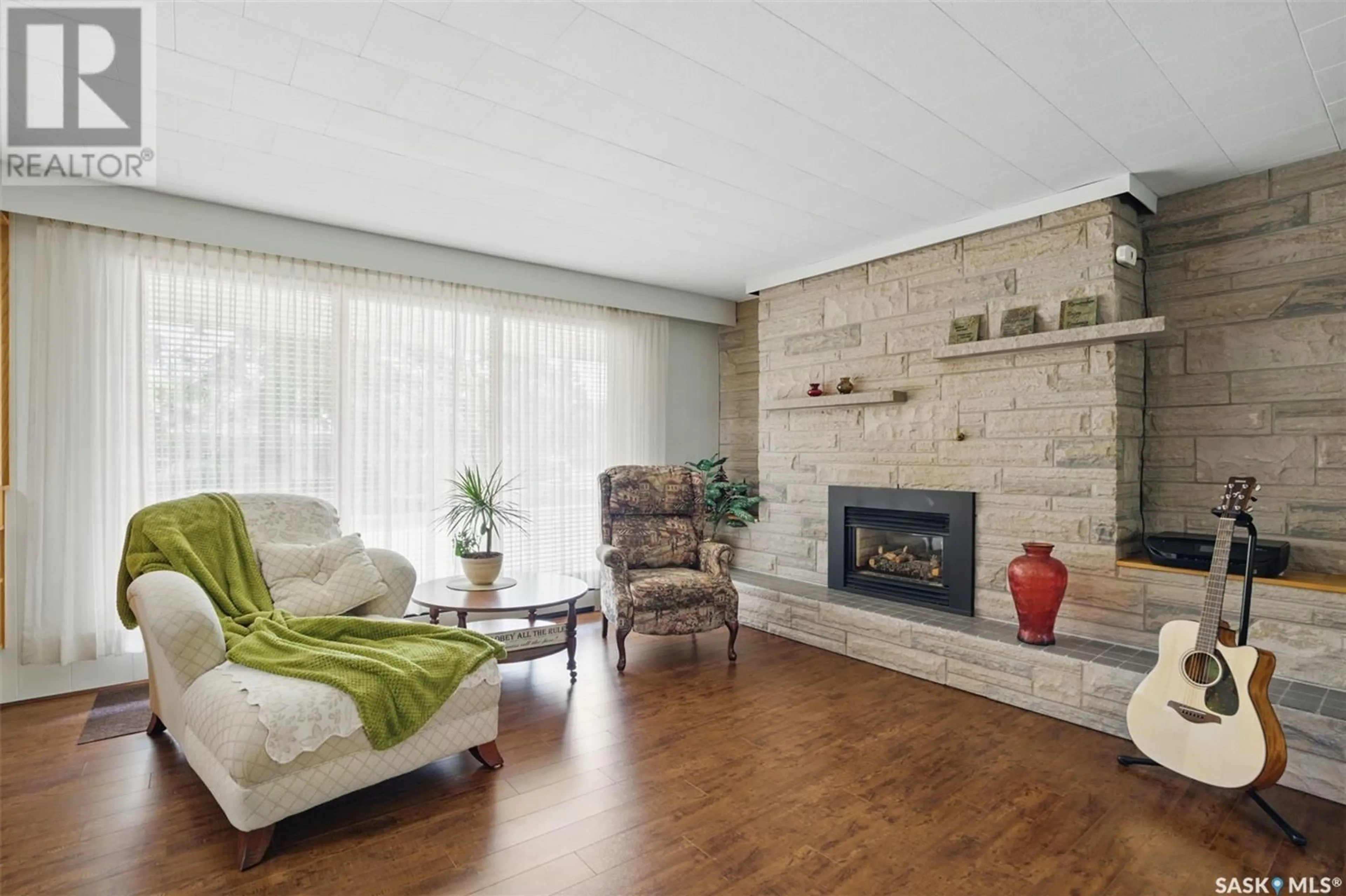 Living room with furniture, wood/laminate floor for 462 BIRCH CRESCENT, Saskatoon Saskatchewan S7N2K1