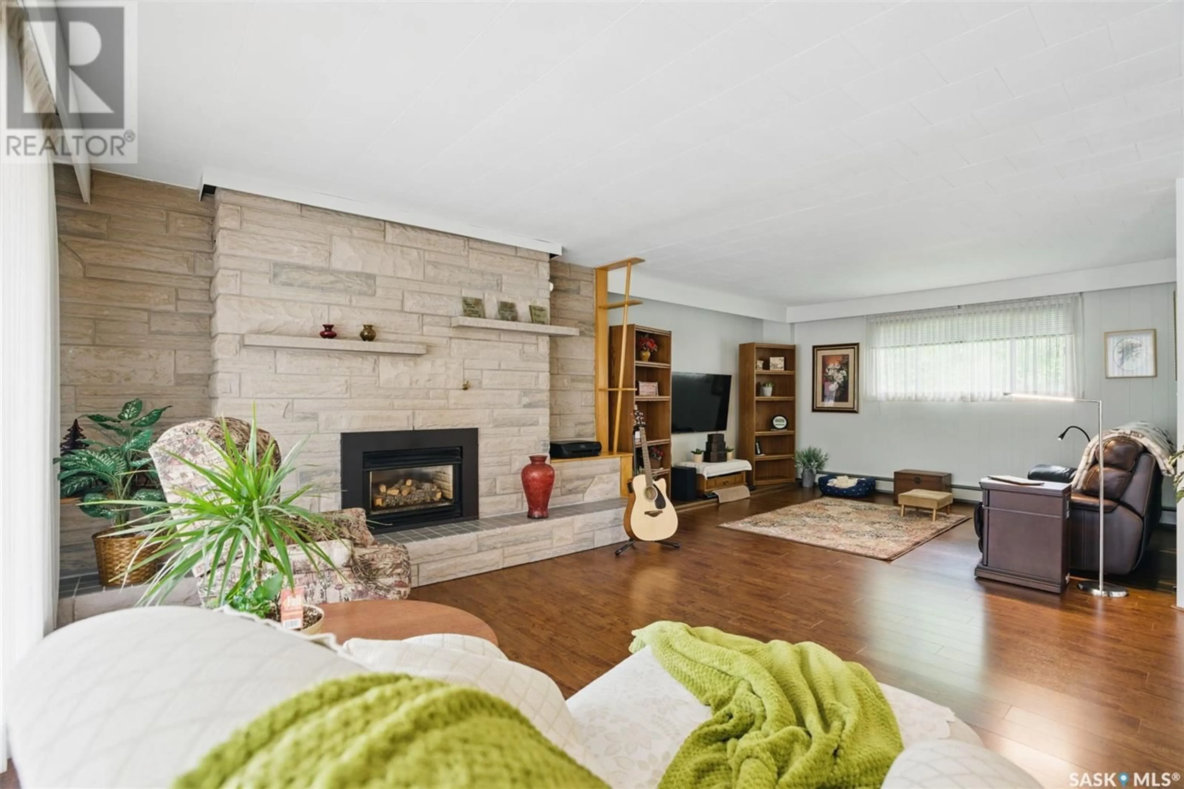 Living room with furniture, wood/laminate floor for 462 BIRCH CRESCENT, Saskatoon Saskatchewan S7N2K1