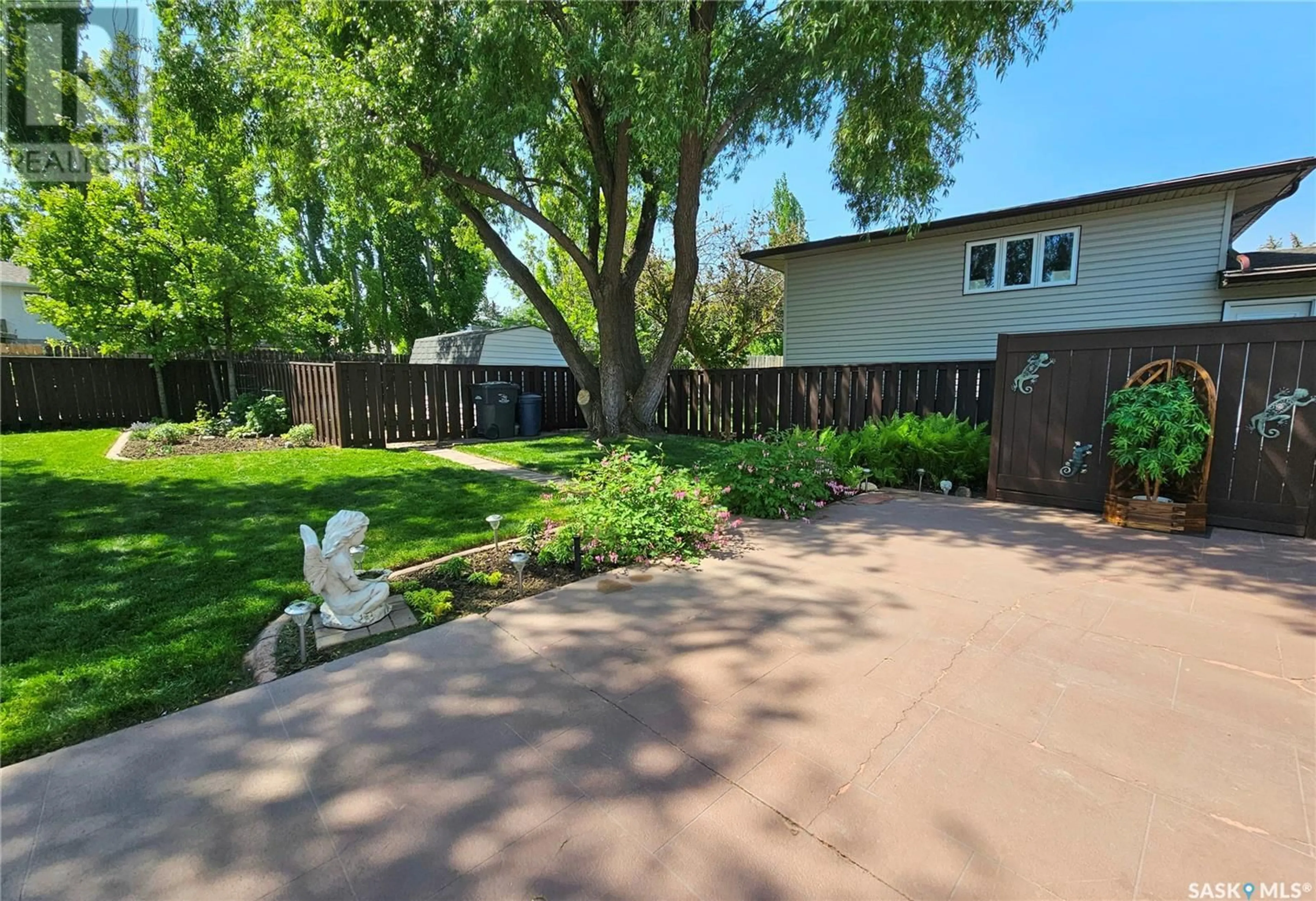 A pic from outside/outdoor area/front of a property/back of a property/a pic from drone, street for 84 WEAVER CRESCENT, Swift Current Saskatchewan S9H4B9
