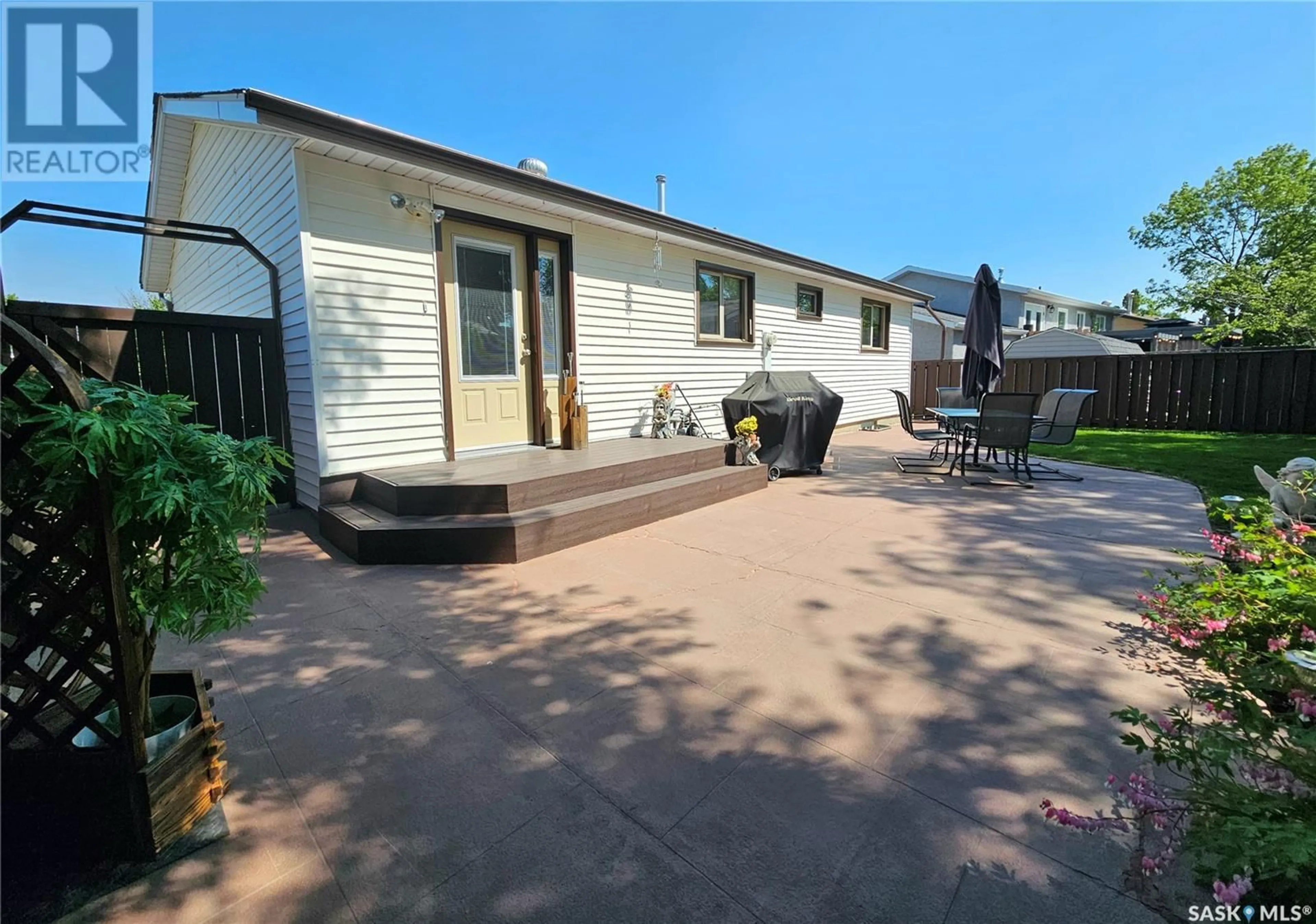A pic from outside/outdoor area/front of a property/back of a property/a pic from drone, street for 84 WEAVER CRESCENT, Swift Current Saskatchewan S9H4B9